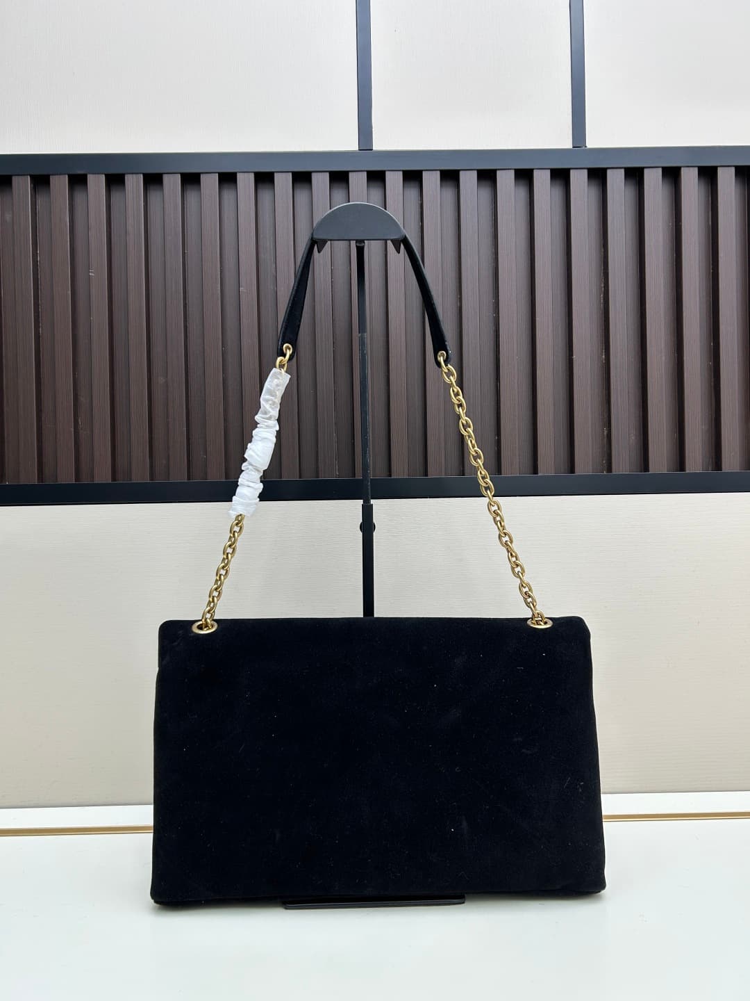 C8720 New model 💰 Leather Vintage/retro Saint Laurent envelope bag 25. This bag features an envelope-shaped design with textured leather, and the golden YSL logo is highly recognizable. It comes with a detachable chain strap, combining the elegance of a h — image 2