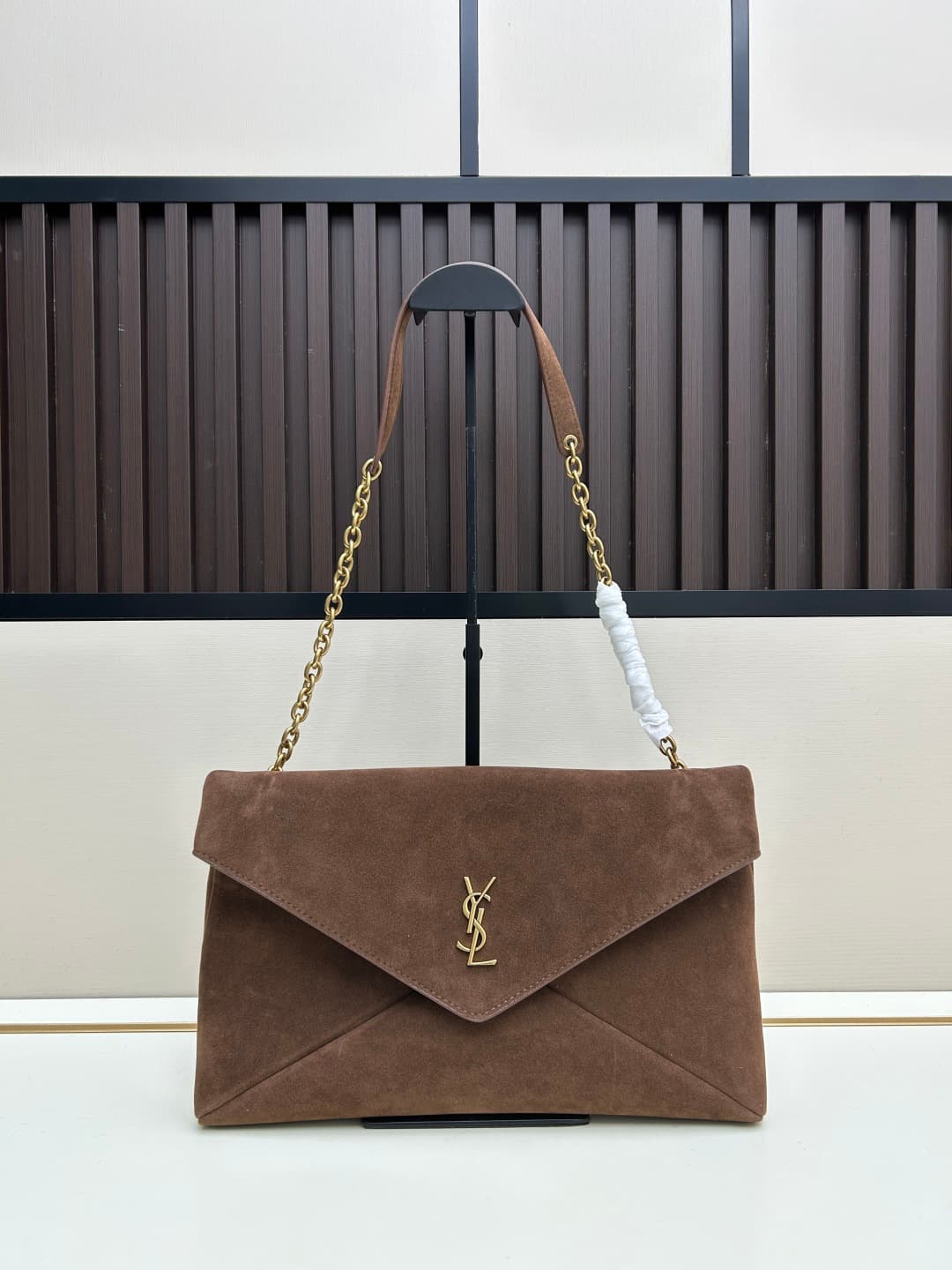 C8718 New model 💰 Leather Vintage Saint Laurent envelope bag 25. This bag features an envelope-shaped design with textured leather, and the golden YSL logo is highly recognizable. It comes with a detachable chain shoulder strap, combining the elegance of  — image 2