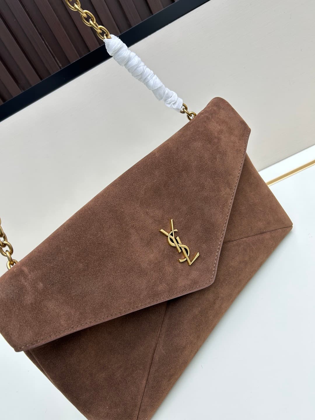 C8721 New model 💰 Leather Vintage/Retro Saint Laurent envelope bag 25. This bag features an envelope-style design with textured leather, and the golden YSL logo is highly recognizable. It comes with a detachable chain strap, combining the elegance of a ha — image 4