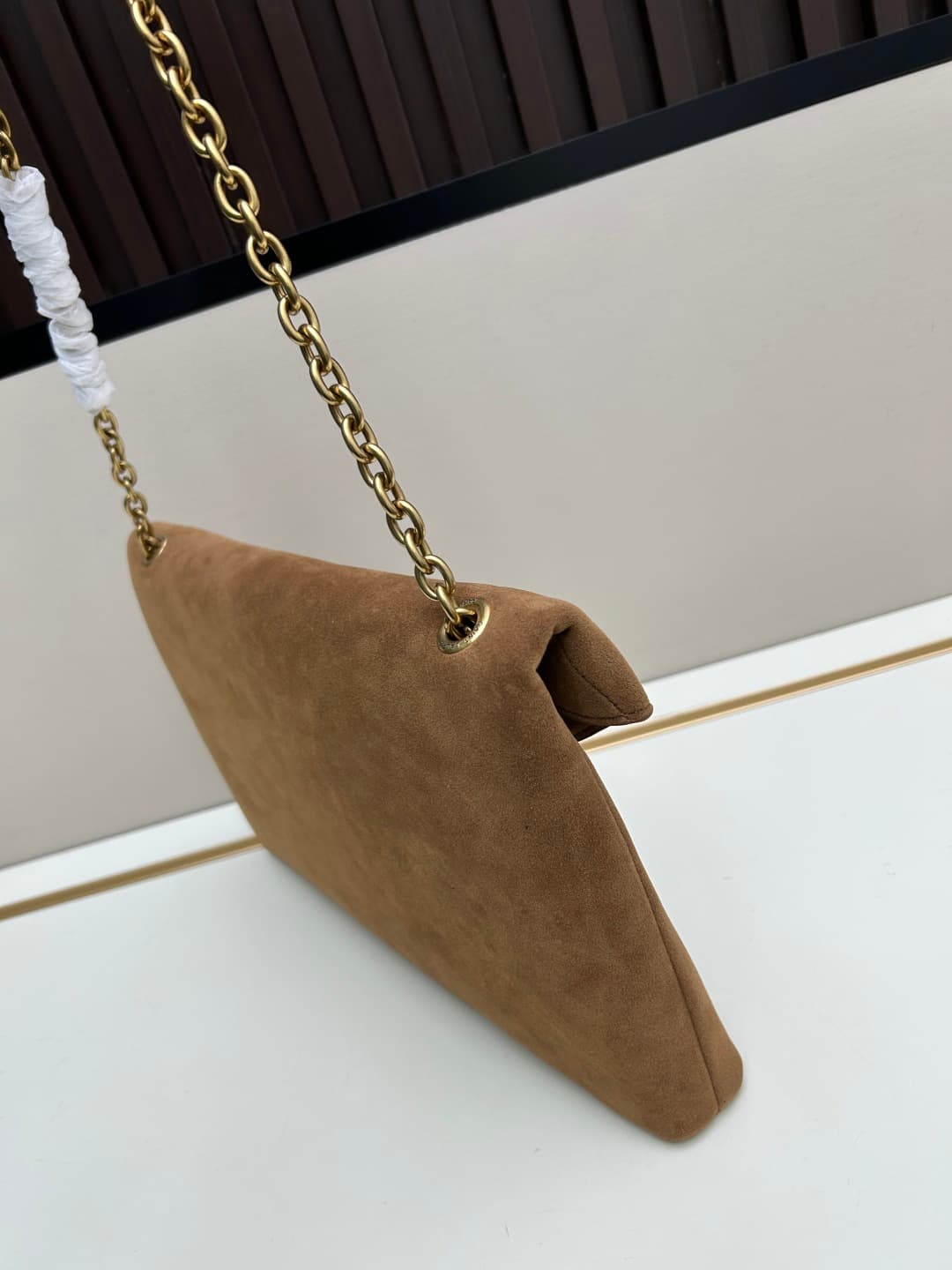 C8719 New model 💰 Leather Vintage/Retro Saint Laurent envelope bag 25. This bag features an envelope-shaped design with textured leather, and the golden YSL logo is highly recognizable. It comes with a detachable chain strap, combining the elegance of a h — image 3