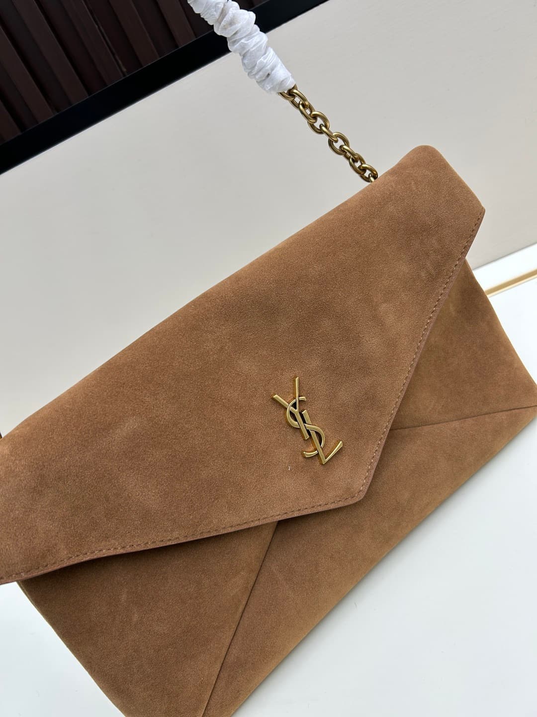 C8719 New model 💰 Leather Vintage/Retro Saint Laurent envelope bag 25. This bag features an envelope-shaped design with textured leather, and the golden YSL logo is highly recognizable. It comes with a detachable chain strap, combining the elegance of a h — image 4