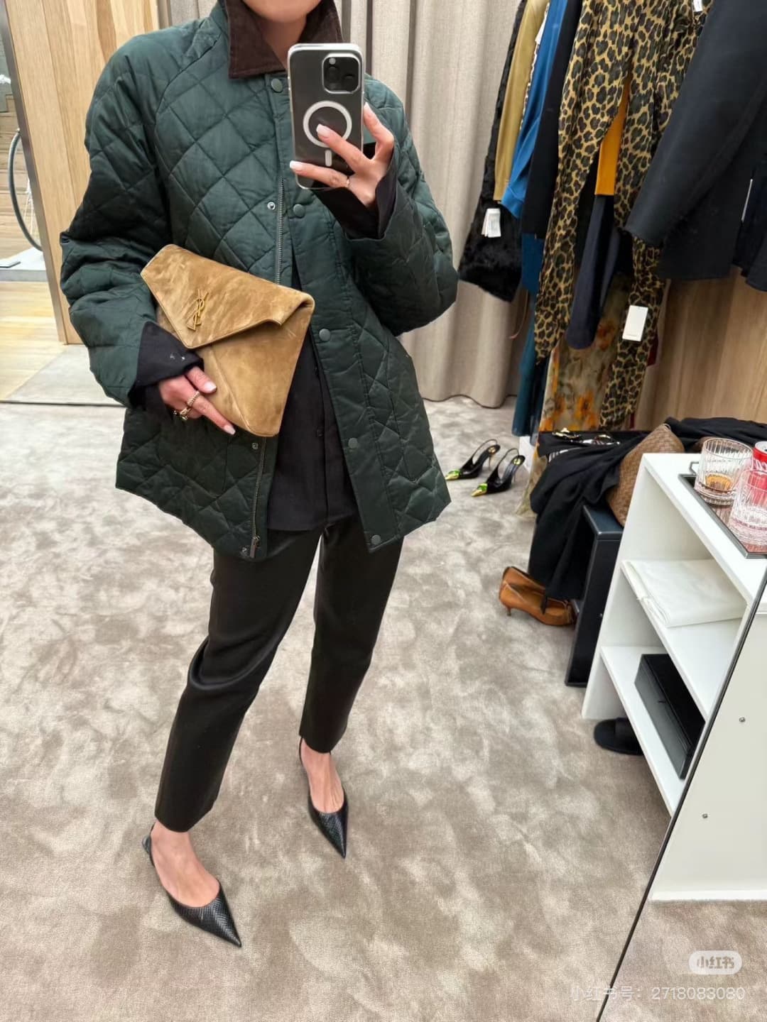 C8717 New model 💰 Leather Vintage Saint Laurent envelope bag 25. This bag features an envelope-shaped design with textured leather, and the golden YSL logo is highly recognizable. It comes with a detachable chain shoulder strap, combining the elegance of  — image 2