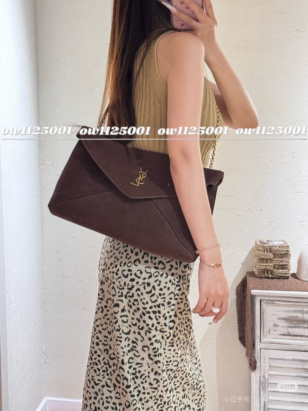 C8717 New model 💰 Leather Vintage Saint Laurent envelope bag 25. This bag features an envelope-shaped design with textured leather, and the golden YSL logo is highly recognizable. It comes with a detachable chain shoulder strap, combining the elegance of  — image 7