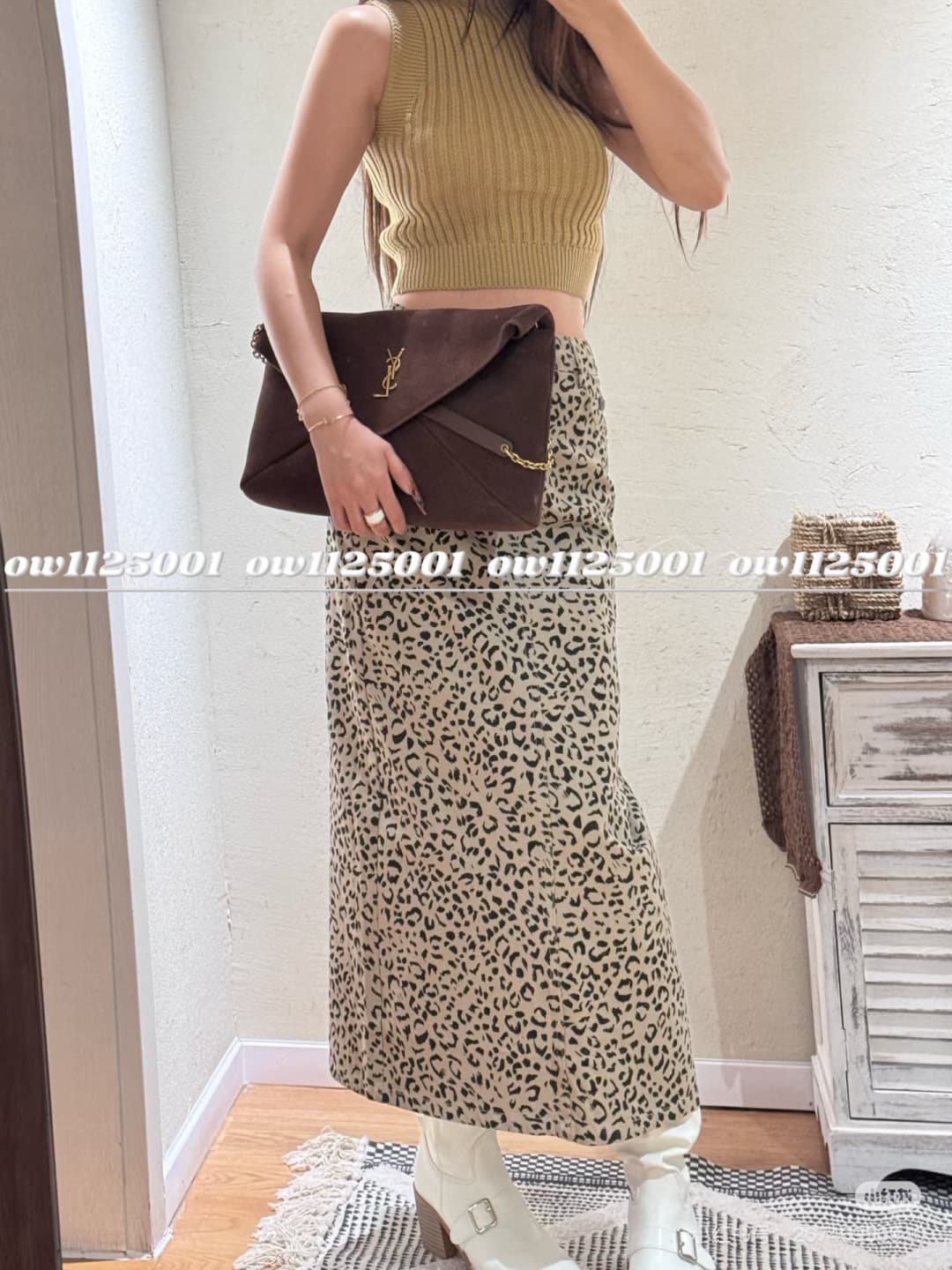 C8717 New model 💰 Leather Vintage Saint Laurent envelope bag 25. This bag features an envelope-shaped design with textured leather, and the golden YSL logo is highly recognizable. It comes with a detachable chain shoulder strap, combining the elegance of  — image 6