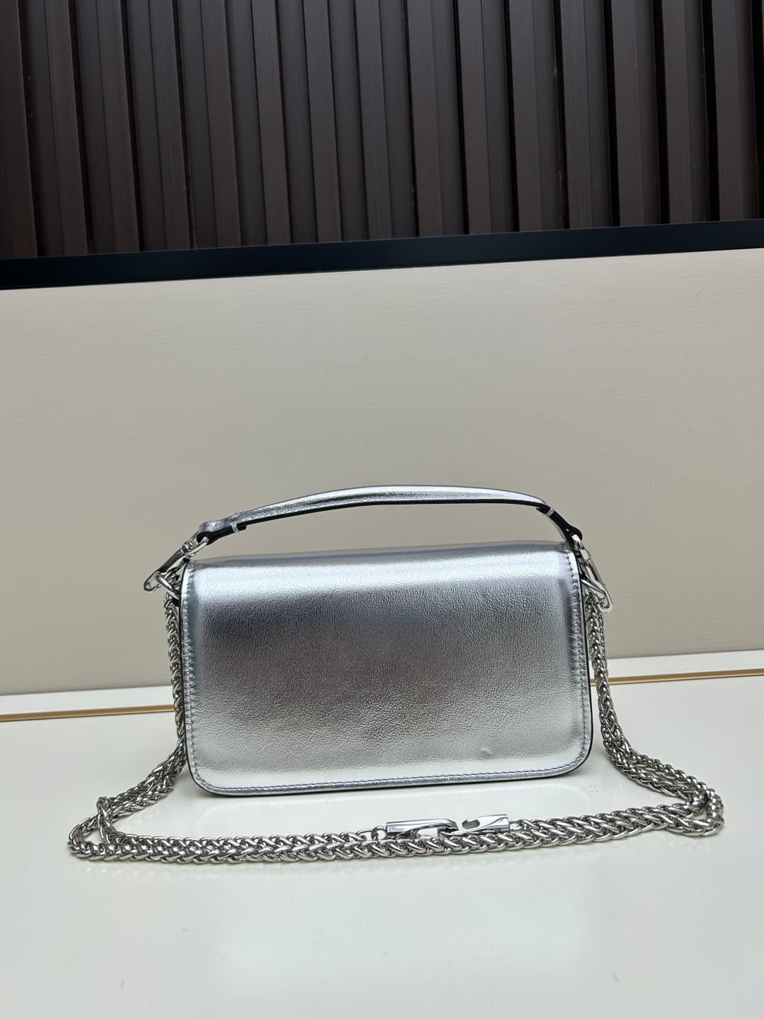 C8237 Small size [520 Selection] VALENTINO Huajia’s MINILOCO calfskin product. Composed of metal chains and fine leather, it features a unique double handle design. It can also be transformed into a handbag by removing the handle. With multiple styling op — image 3