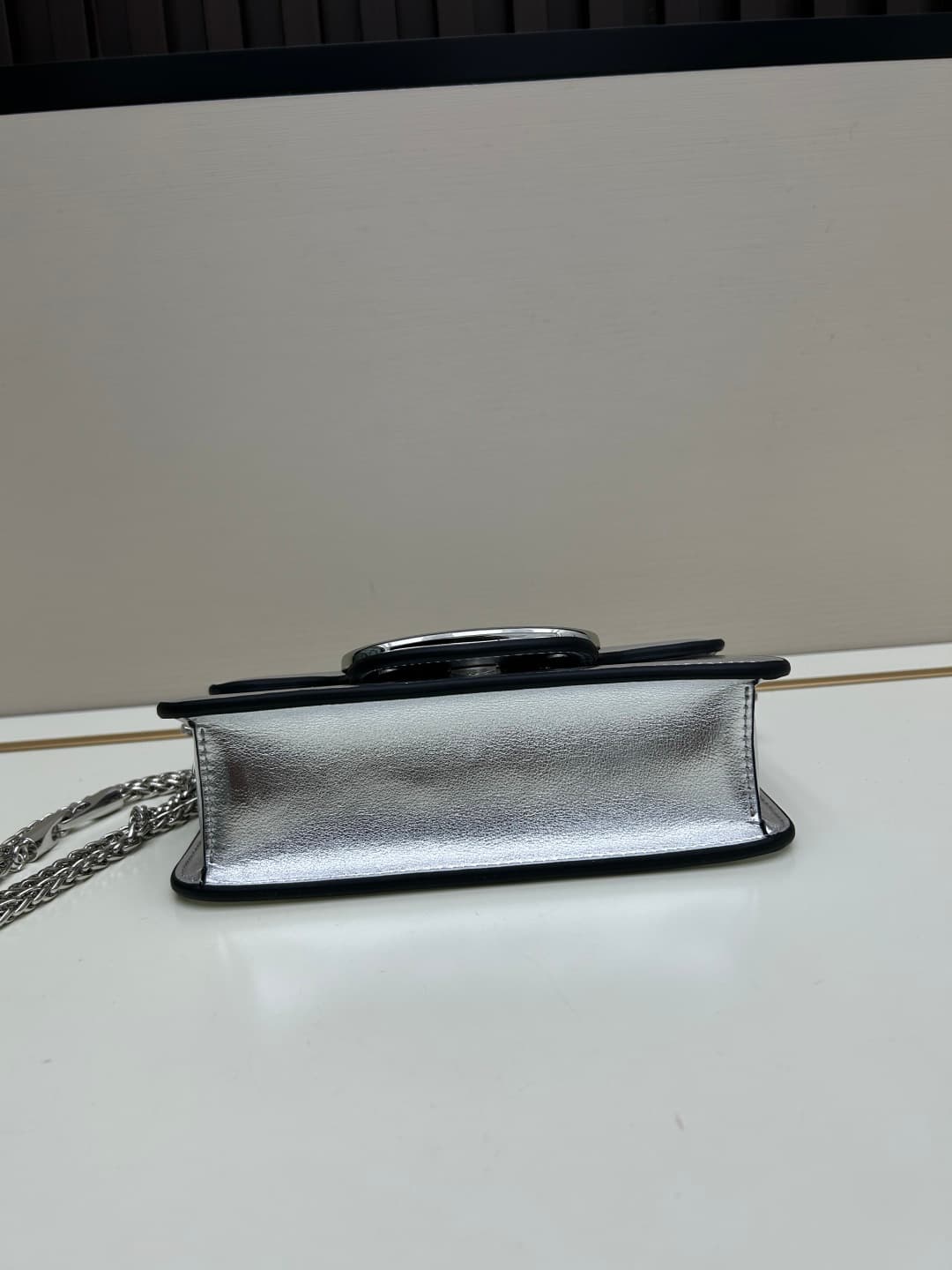 C8237 Small size [520 Selection] VALENTINO Huajia’s MINILOCO calfskin product. Composed of metal chains and fine leather, it features a unique double handle design. It can also be transformed into a handbag by removing the handle. With multiple styling op — image 5