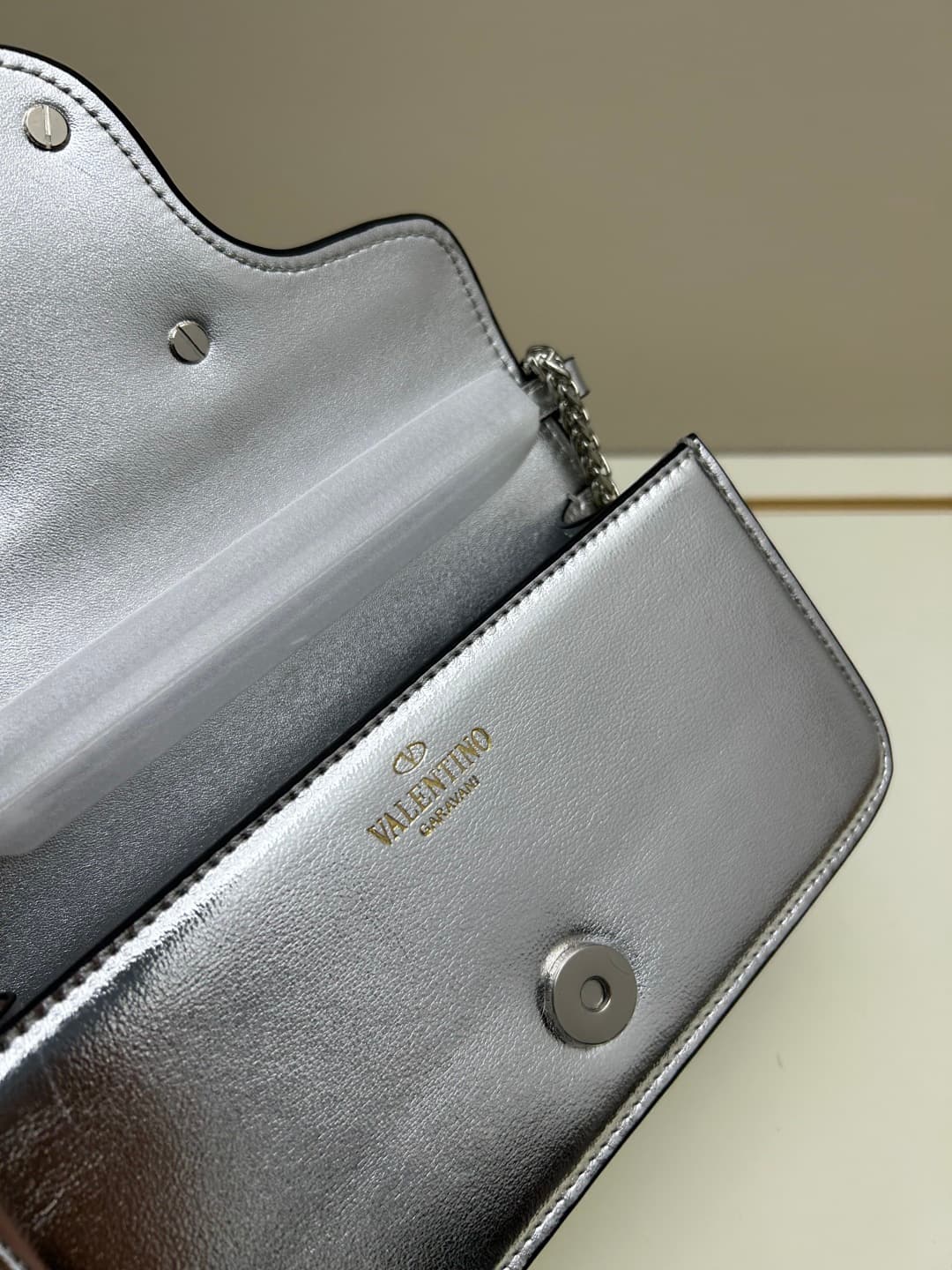 C8237 Small size [520 Selection] VALENTINO Huajia’s MINILOCO calfskin product. Composed of metal chains and fine leather, it features a unique double handle design. It can also be transformed into a handbag by removing the handle. With multiple styling op — image 8