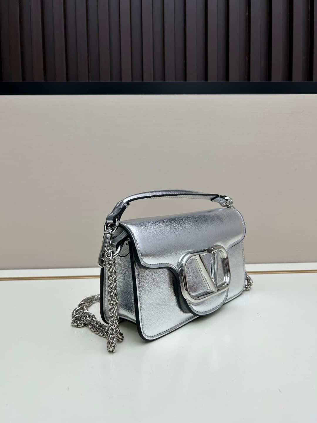 C8237 Small size [520 Selection] VALENTINO Huajia’s MINILOCO calfskin product. Composed of metal chains and fine leather, it features a unique double handle design. It can also be transformed into a handbag by removing the handle. With multiple styling op — image 2