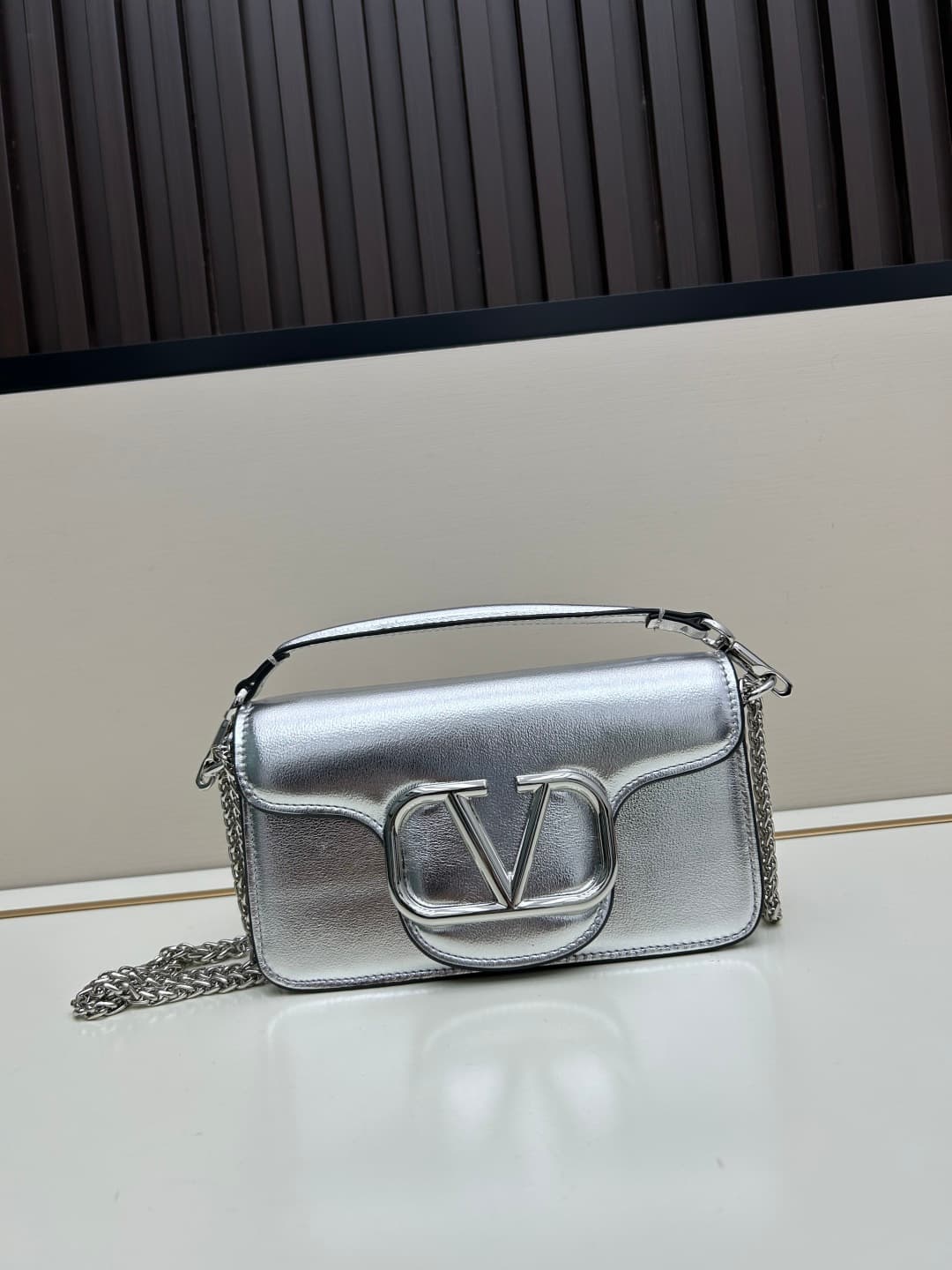 C8237 Small size [520 Selection] VALENTINO Huajia’s MINILOCO calfskin product. Composed of metal chains and fine leather, it features a unique double handle design. It can also be transformed into a handbag by removing the handle. With multiple styling op — image 1