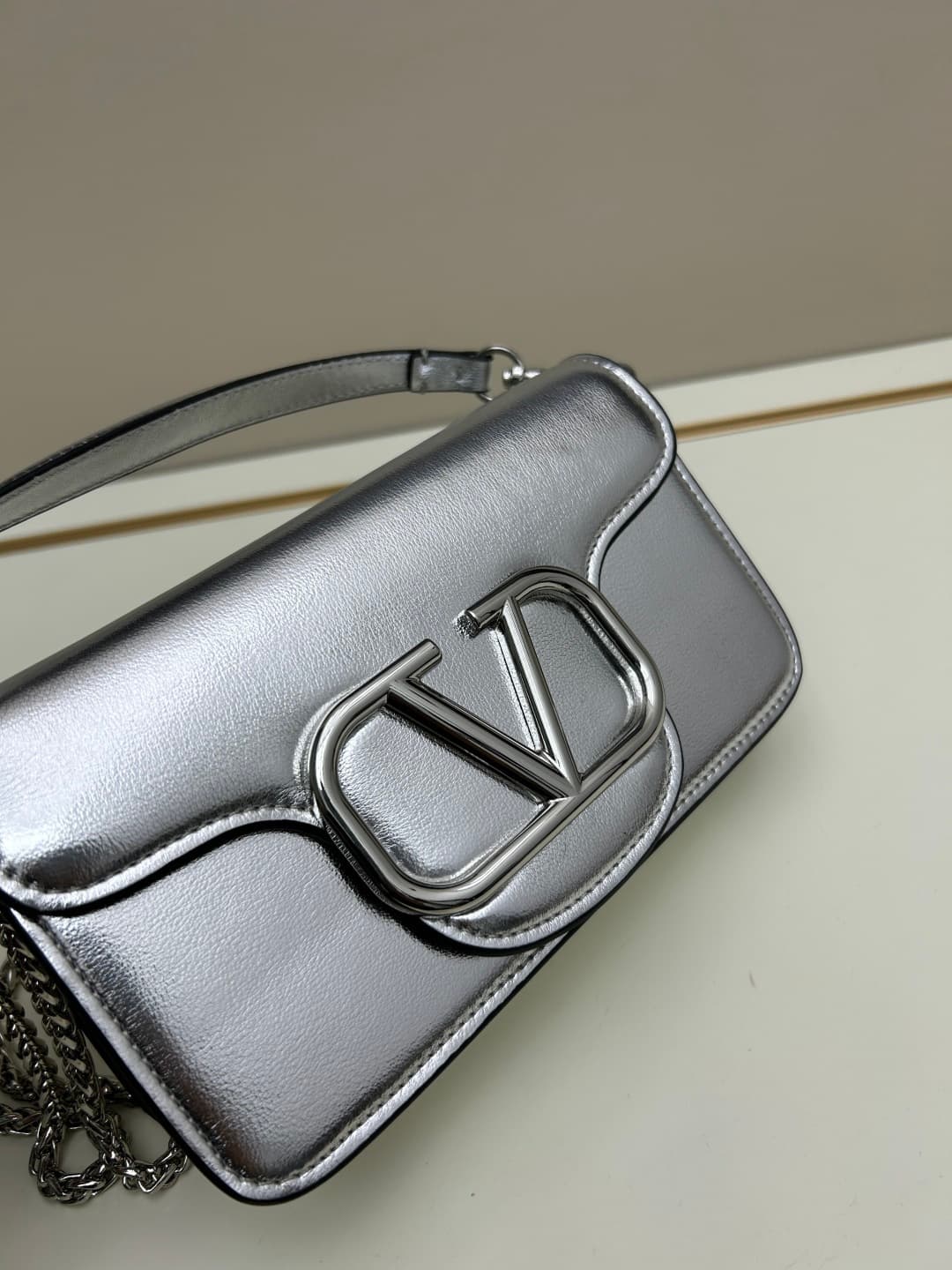 C8237 Small size [520 Selection] VALENTINO Huajia’s MINILOCO calfskin product. Composed of metal chains and fine leather, it features a unique double handle design. It can also be transformed into a handbag by removing the handle. With multiple styling op — image 4
