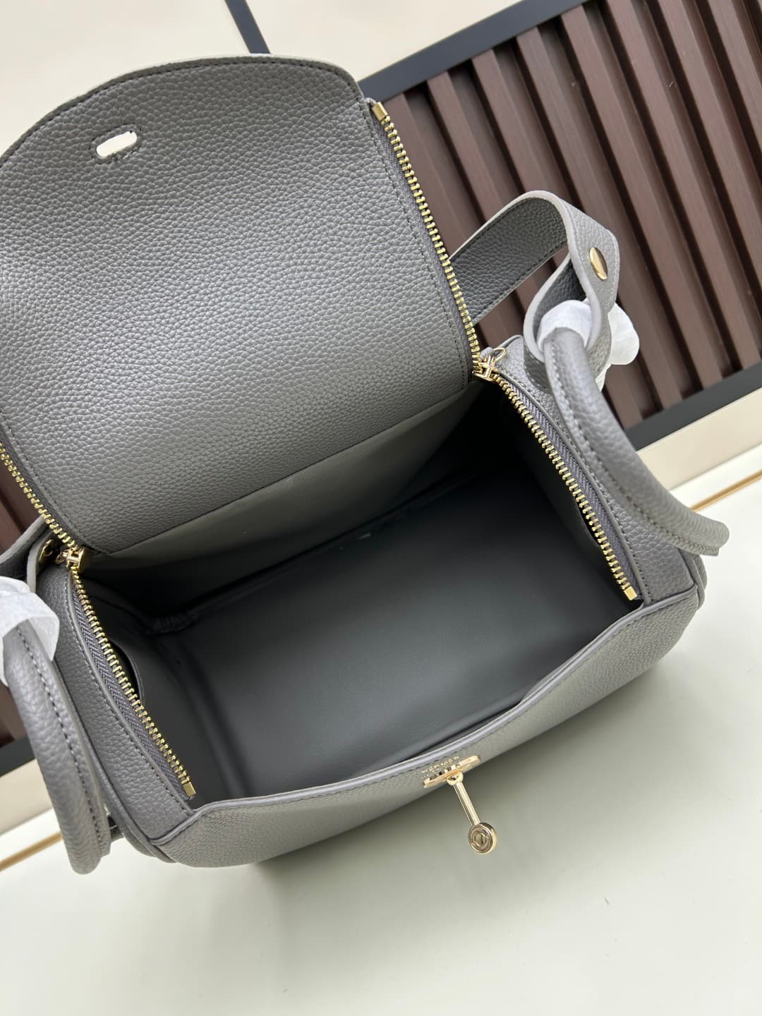 C4893 The practical daily use version of ‘Hermès Lindy26’ is really lovely in every color. Golden brown 🆚 pumpkin color – the warm colors are perfect for autumn and winter seasons. — image 8