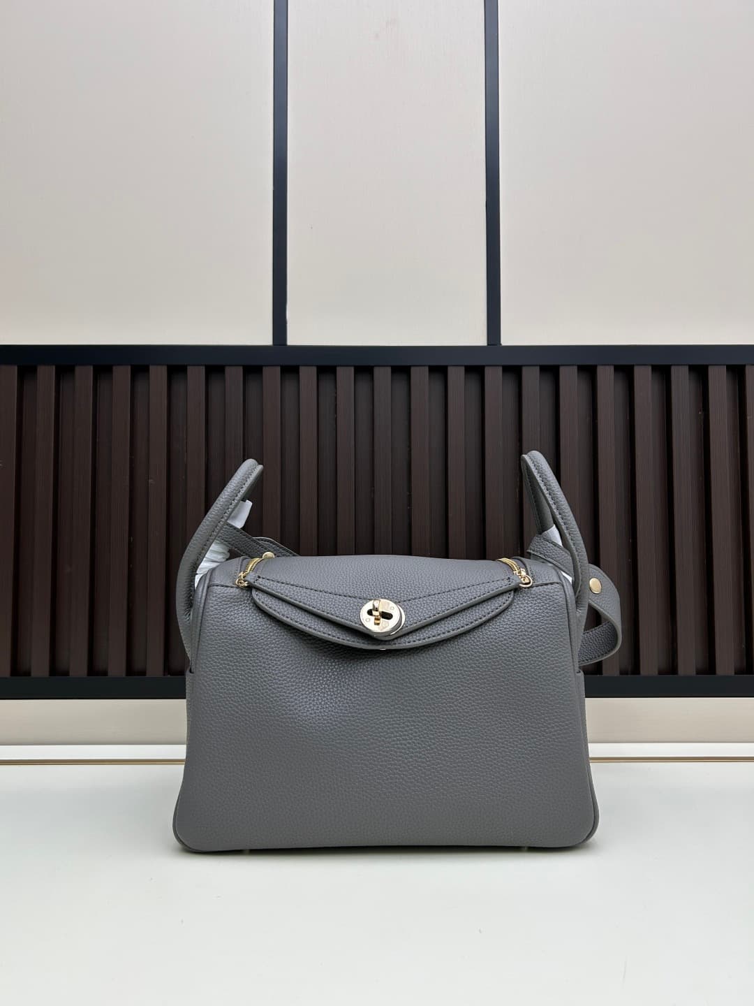 C4893 The practical daily use version of ‘Hermès Lindy26’ is really lovely in every color. Golden brown 🆚 pumpkin color – the warm colors are perfect for autumn and winter seasons. — image 2