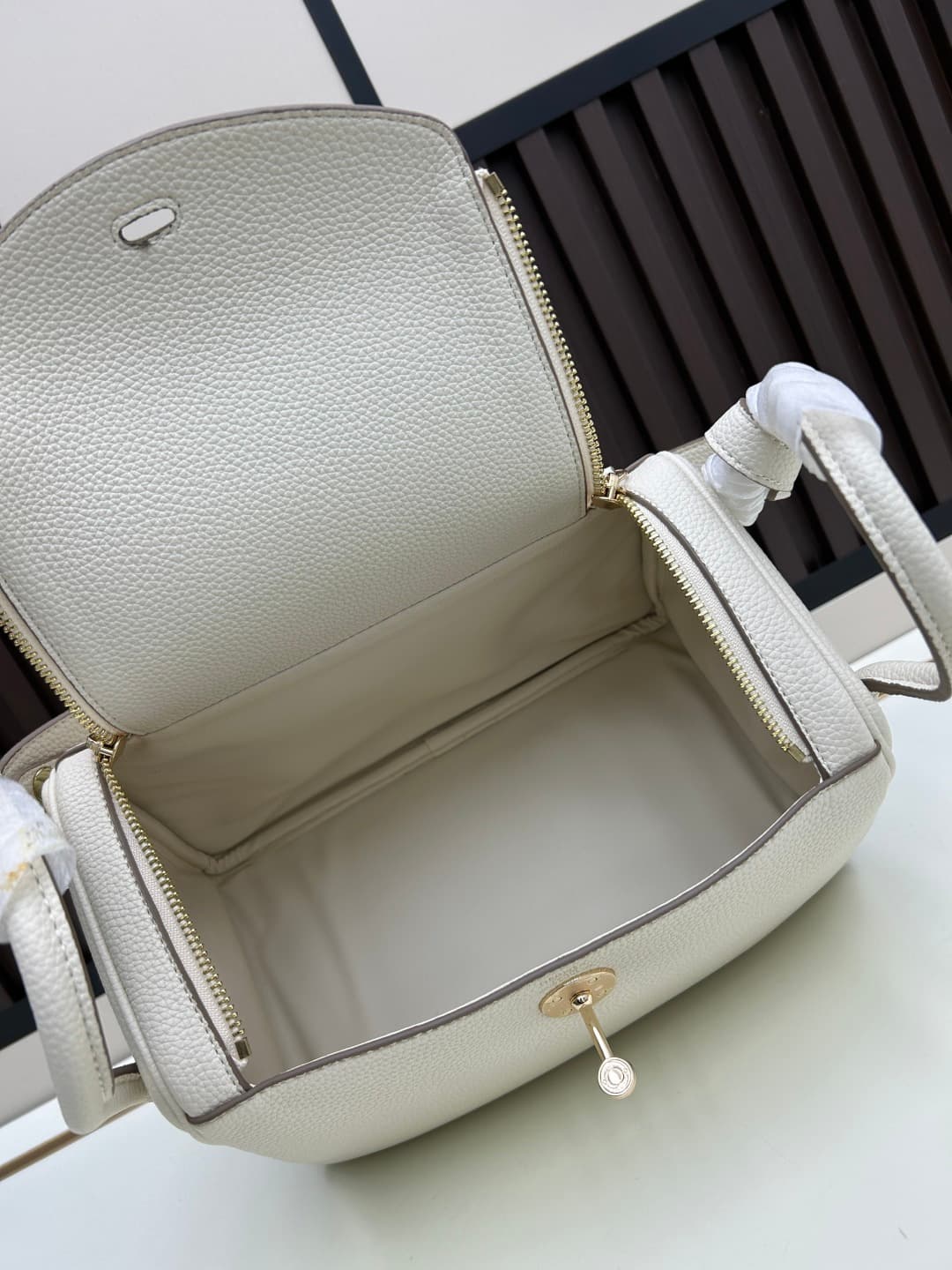 C4891 The practical daily product “Hermès Lindy26” is loved in every color. Golden brown 🆚 pumpkin color – the warm colors really suit the autumn and winter seasons perfectly. — image 8
