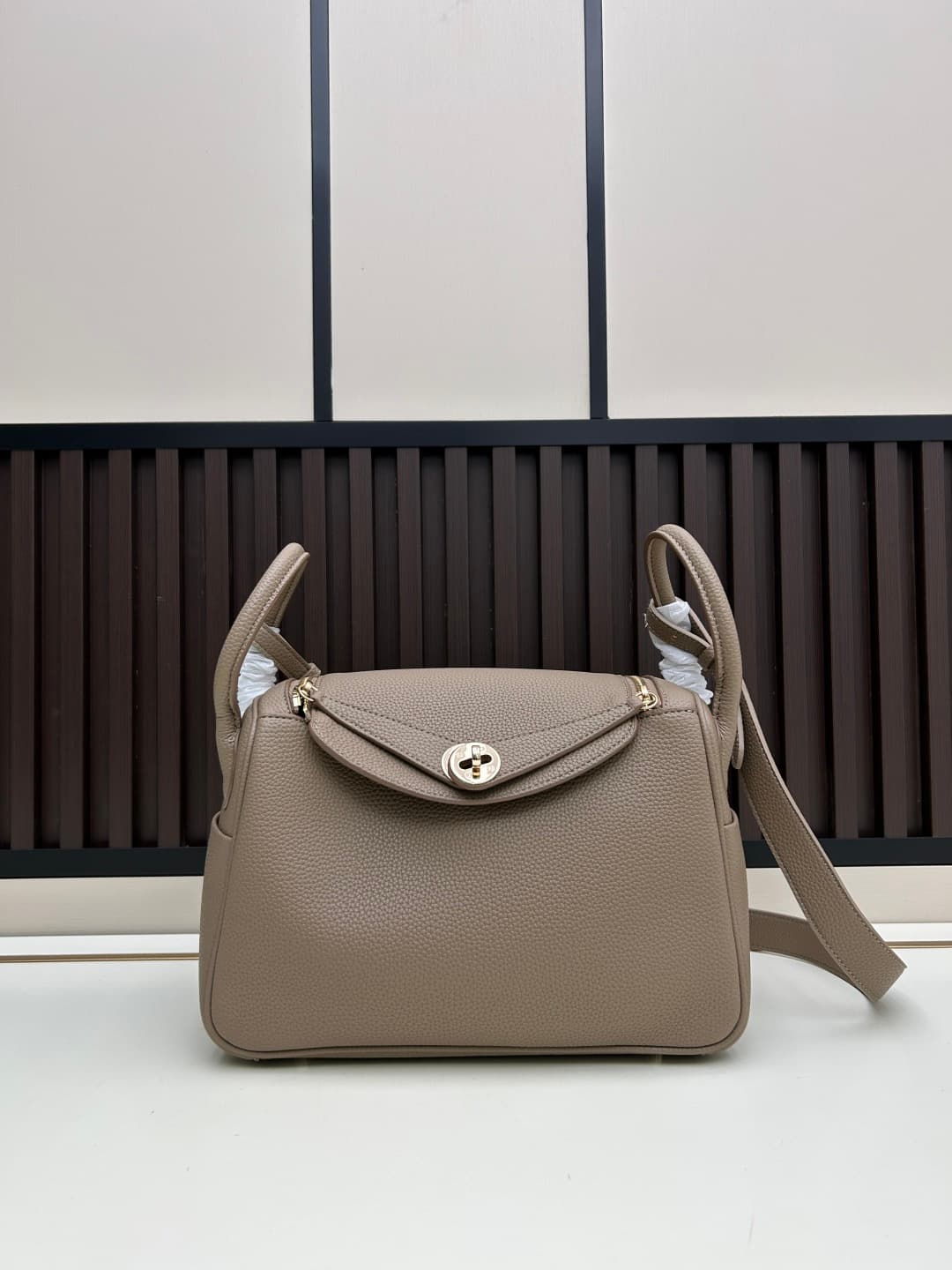 C4890 The practical daily use version of ‘Hermès Lindy26’ is really lovely in every color. Golden brown 🆚 pumpkin color – these warm colors are perfect for autumn and winter seasons. — image 2
