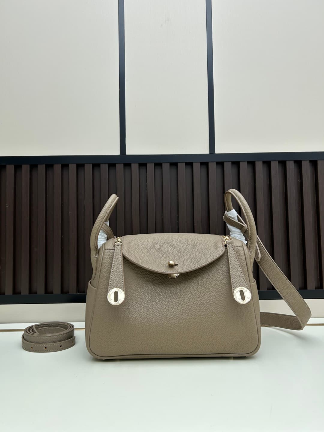 C4890 The practical daily use version of ‘Hermès Lindy26’ is really lovely in every color. Golden brown 🆚 pumpkin color – these warm colors are perfect for autumn and winter seasons. — image 3