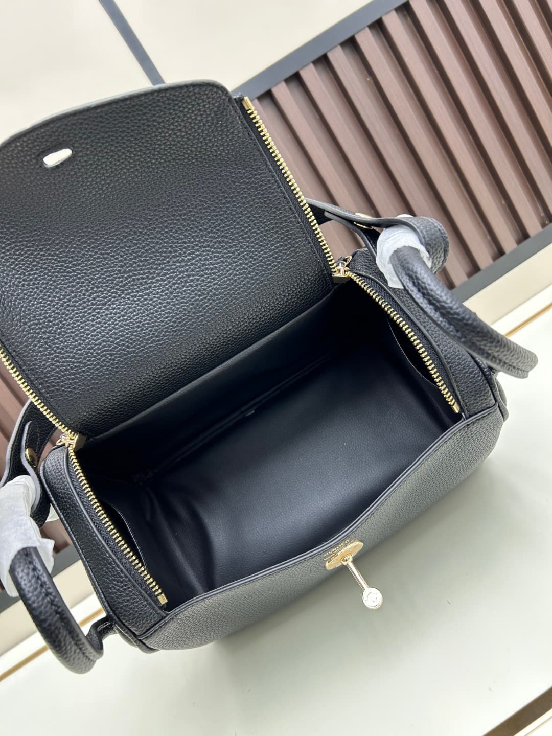 C4887 The practical daily use model “Hermès Lindy26” is loved in every color. Golden brown 🆚 pumpkin color – the warm colors really suit the autumn and winter seasons perfectly. — image 8