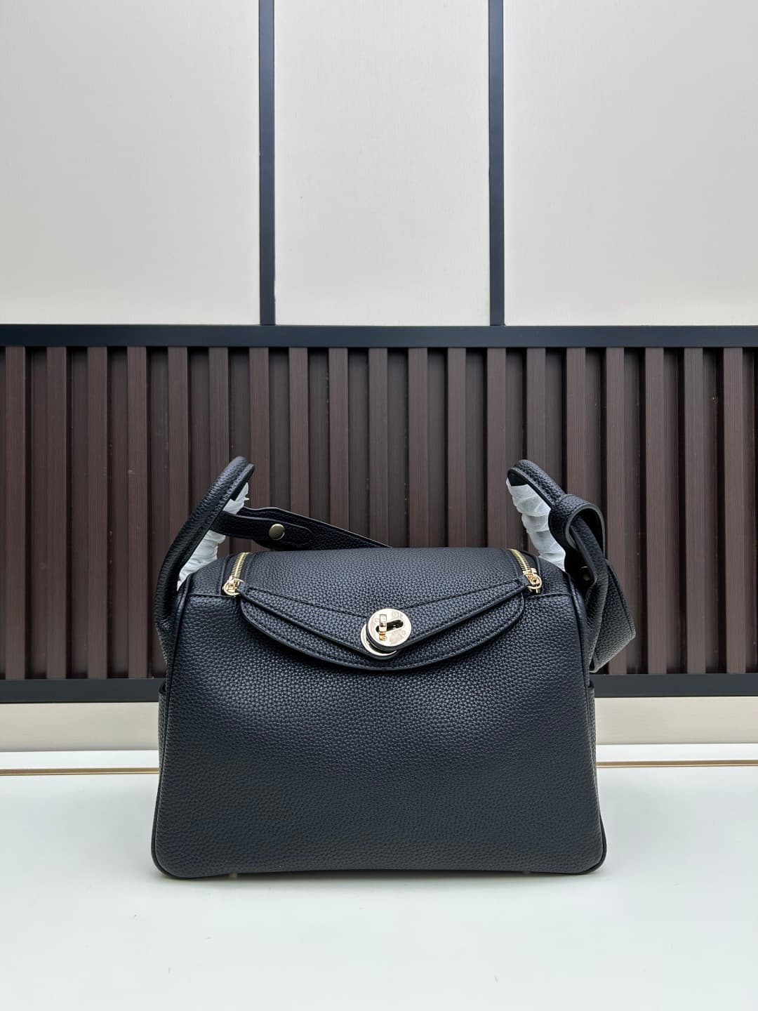 C4887 The practical daily use model “Hermès Lindy26” is loved in every color. Golden brown 🆚 pumpkin color – the warm colors really suit the autumn and winter seasons perfectly. — image 2
