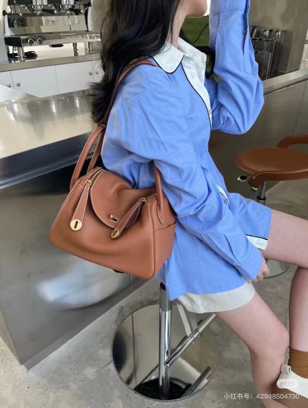 C4884 The practical daily product “Hermès Lindy26” is really lovely in every color. Golden brown 🆚 pumpkin color – these warm colors are perfect for autumn and winter seasons. — image 5