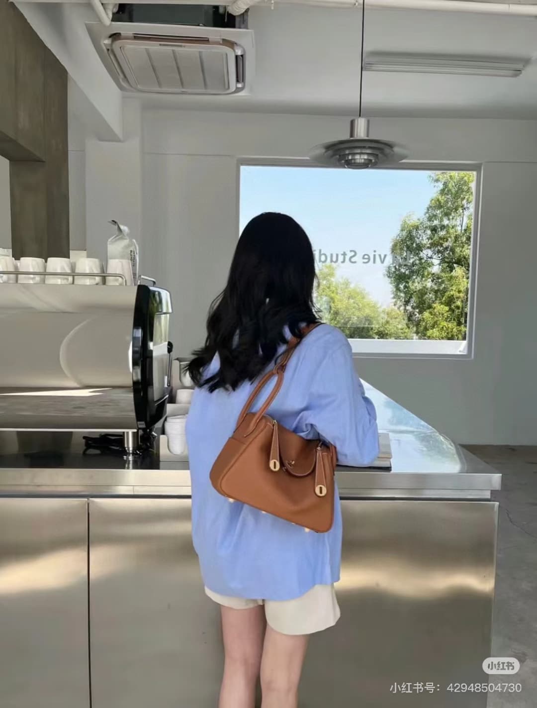 C4884 The practical daily product “Hermès Lindy26” is really lovely in every color. Golden brown 🆚 pumpkin color – these warm colors are perfect for autumn and winter seasons. — image 4