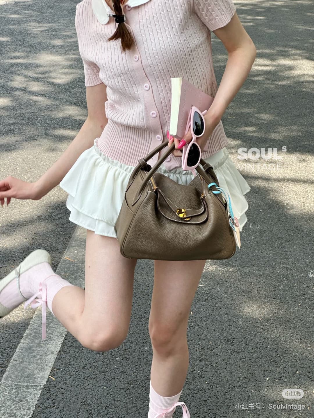 C4884 The practical daily product “Hermès Lindy26” is really lovely in every color. Golden brown 🆚 pumpkin color – these warm colors are perfect for autumn and winter seasons. — image 3