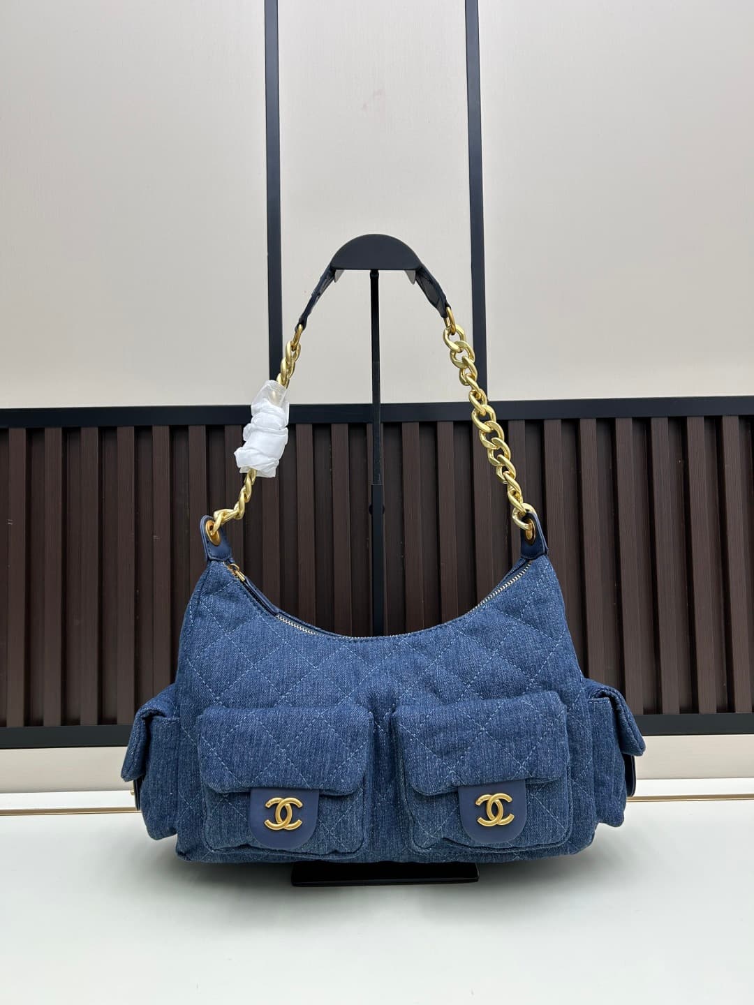 C831 New model 💰 – Chanel 25c hobo bag, promoted by Jennie. You have to choose either one of these two options:|||Chanel 25c hobo bag👜 — image 3