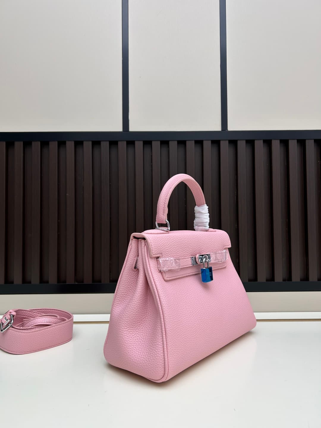 C4885 300, 310, 20, 25, 28cm. The Hermès Kelly brand was named after the royal family’s love for Kelly. Out of my passion for Kelly, I investigated its history further. It turns out that the name “Kelly” originates from Princess Grace Kelly of Monaco🫅. On — image 3