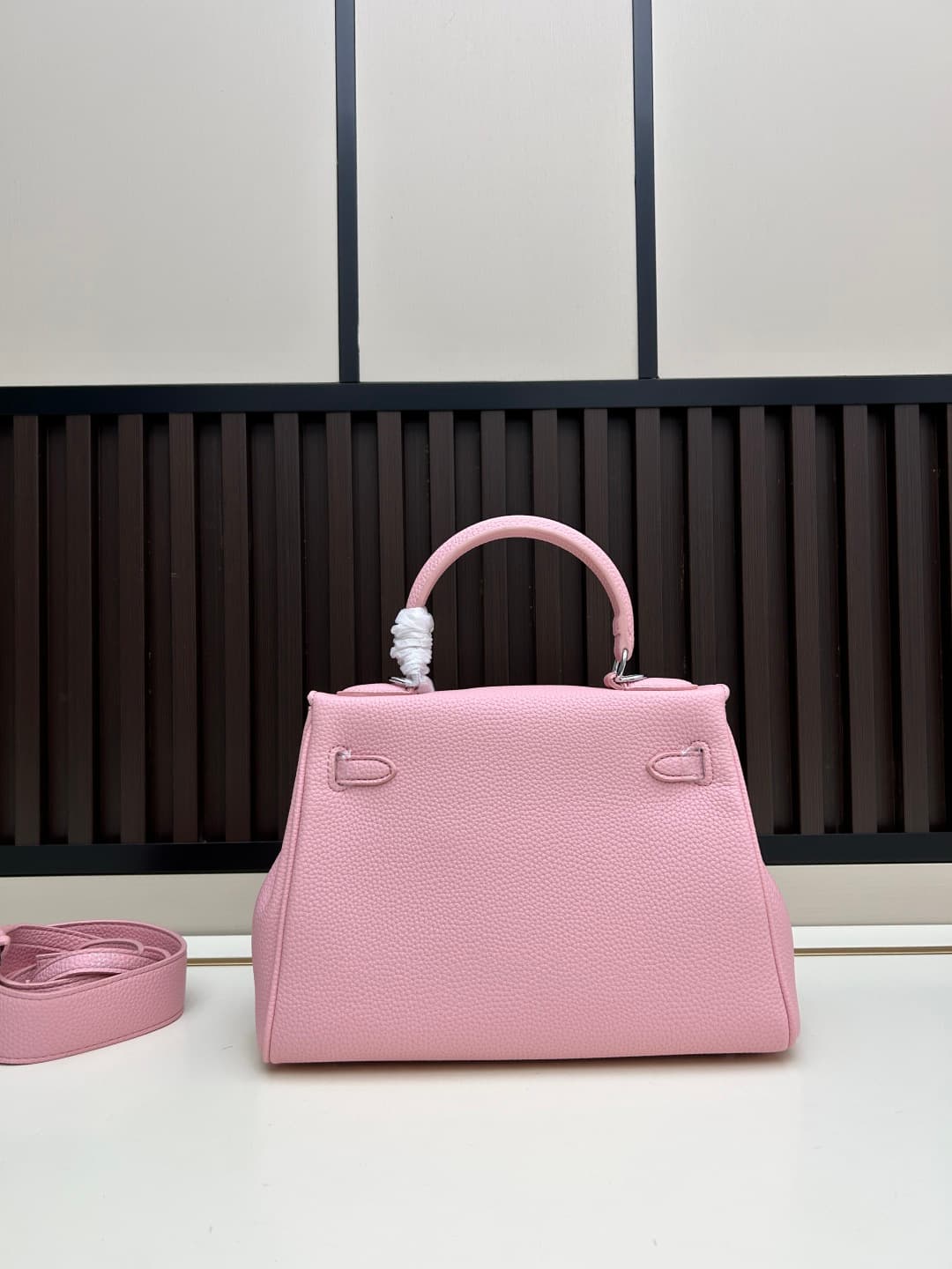 C4885 300, 310, 20, 25, 28cm. The Hermès Kelly brand was named after the royal family’s love for Kelly. Out of my passion for Kelly, I investigated its history further. It turns out that the name “Kelly” originates from Princess Grace Kelly of Monaco🫅. On — image 4