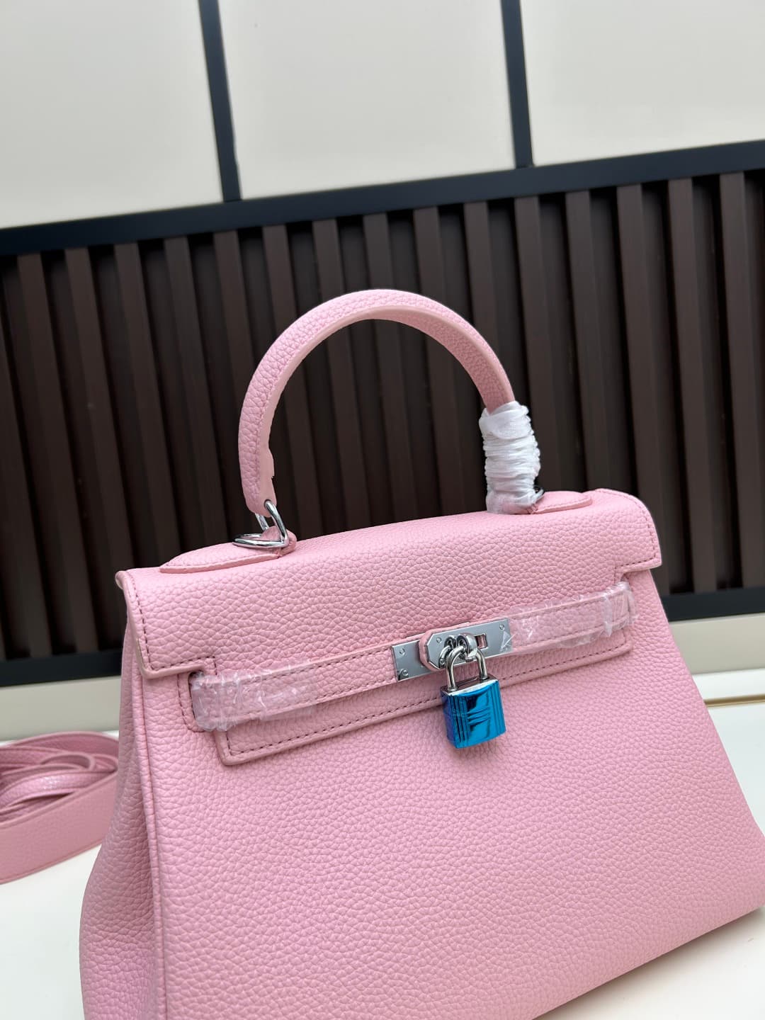 C4885 300, 310, 20, 25, 28cm. The Hermès Kelly brand was named after the royal family’s love for Kelly. Out of my passion for Kelly, I investigated its history further. It turns out that the name “Kelly” originates from Princess Grace Kelly of Monaco🫅. On — image 5