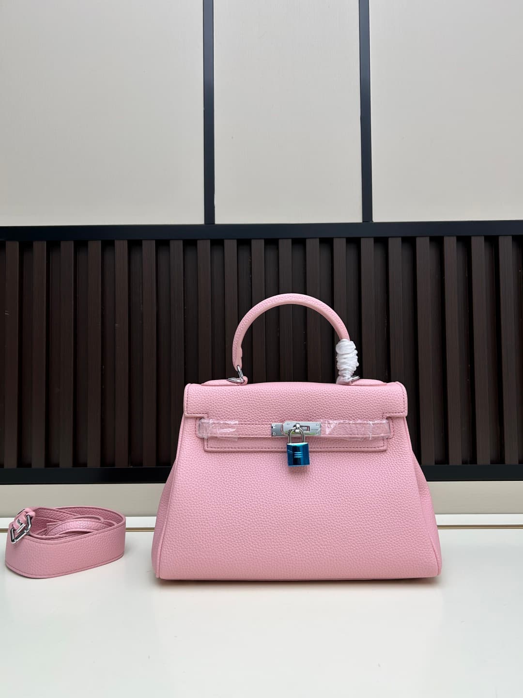 C4885 300, 310, 20, 25, 28cm. The Hermès Kelly brand was named after the royal family’s love for Kelly. Out of my passion for Kelly, I investigated its history further. It turns out that the name “Kelly” originates from Princess Grace Kelly of Monaco🫅. On — image 2