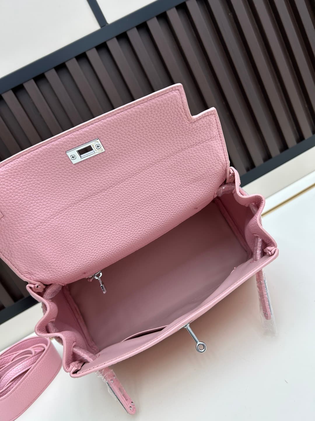 C4885 300, 310, 20, 25, 28cm. The Hermès Kelly brand was named after the royal family’s love for Kelly. Out of my passion for Kelly, I investigated its history further. It turns out that the name “Kelly” originates from Princess Grace Kelly of Monaco🫅. On — image 8