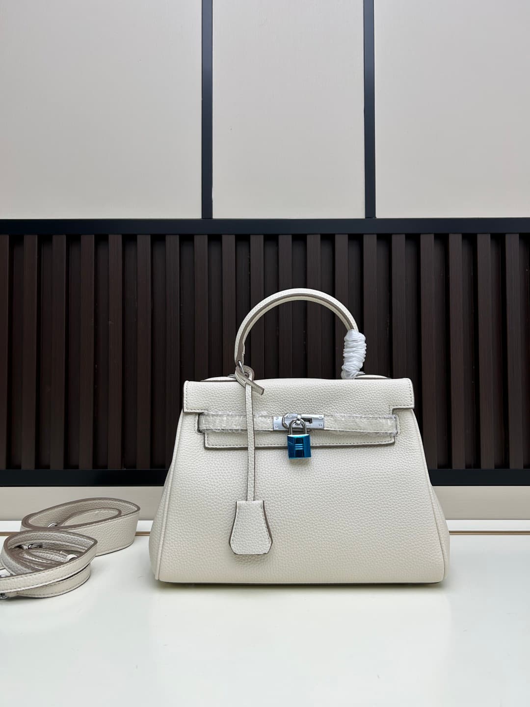 C4883 300, 310, 20, 25, 28cm. The Hermès Kelly brand was named after the royal family’s love for Kelly. Out of my passion for Kelly, I explored its history further – it originates from Princess Grace Kelly of Monaco🫅. Only with this nostalgic music🎵 can w — image 2