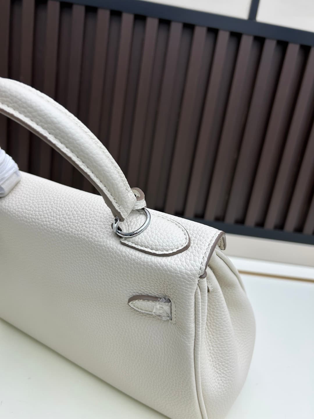 C4883 300, 310, 20, 25, 28cm. The Hermès Kelly brand was named after the royal family’s love for Kelly. Out of my passion for Kelly, I explored its history further – it originates from Princess Grace Kelly of Monaco🫅. Only with this nostalgic music🎵 can w — image 7