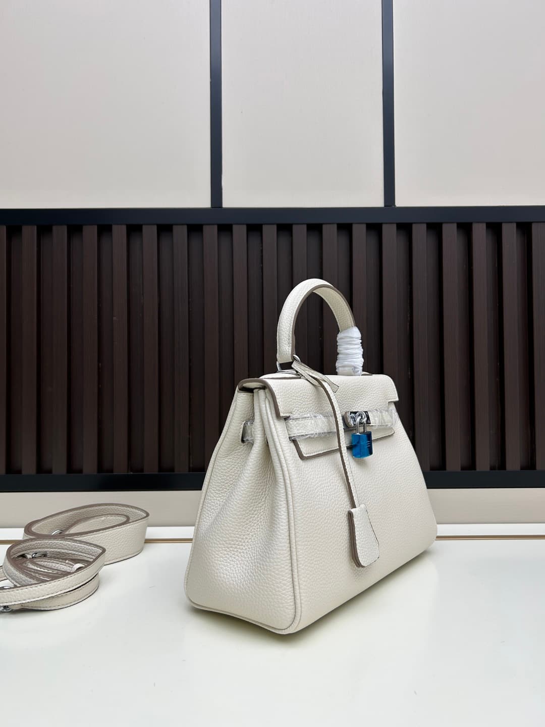 C4883 300, 310, 20, 25, 28cm. The Hermès Kelly brand was named after the royal family’s love for Kelly. Out of my passion for Kelly, I explored its history further – it originates from Princess Grace Kelly of Monaco🫅. Only with this nostalgic music🎵 can w — image 3