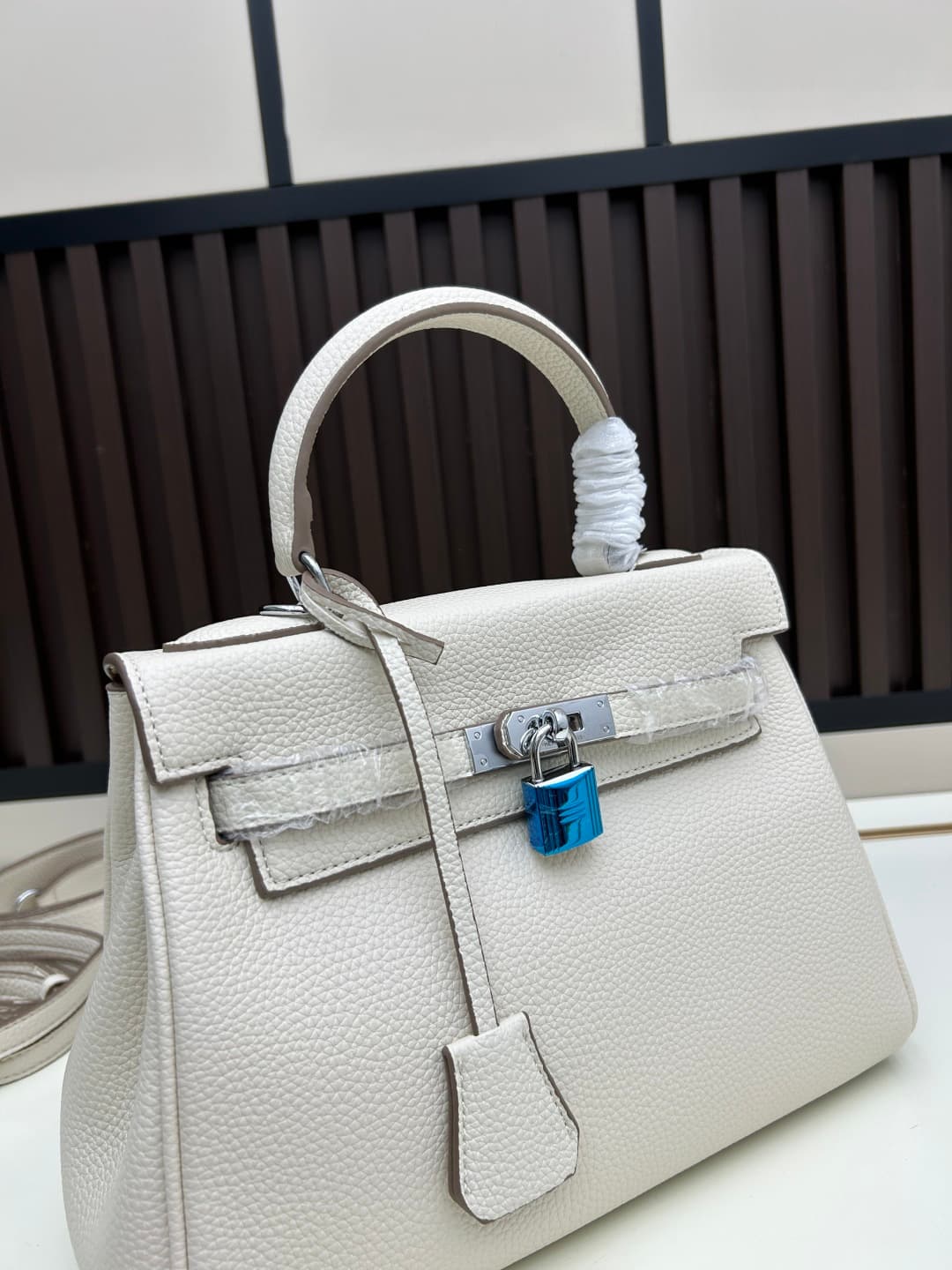 C4883 300, 310, 20, 25, 28cm. The Hermès Kelly brand was named after the royal family’s love for Kelly. Out of my passion for Kelly, I explored its history further – it originates from Princess Grace Kelly of Monaco🫅. Only with this nostalgic music🎵 can w — image 5