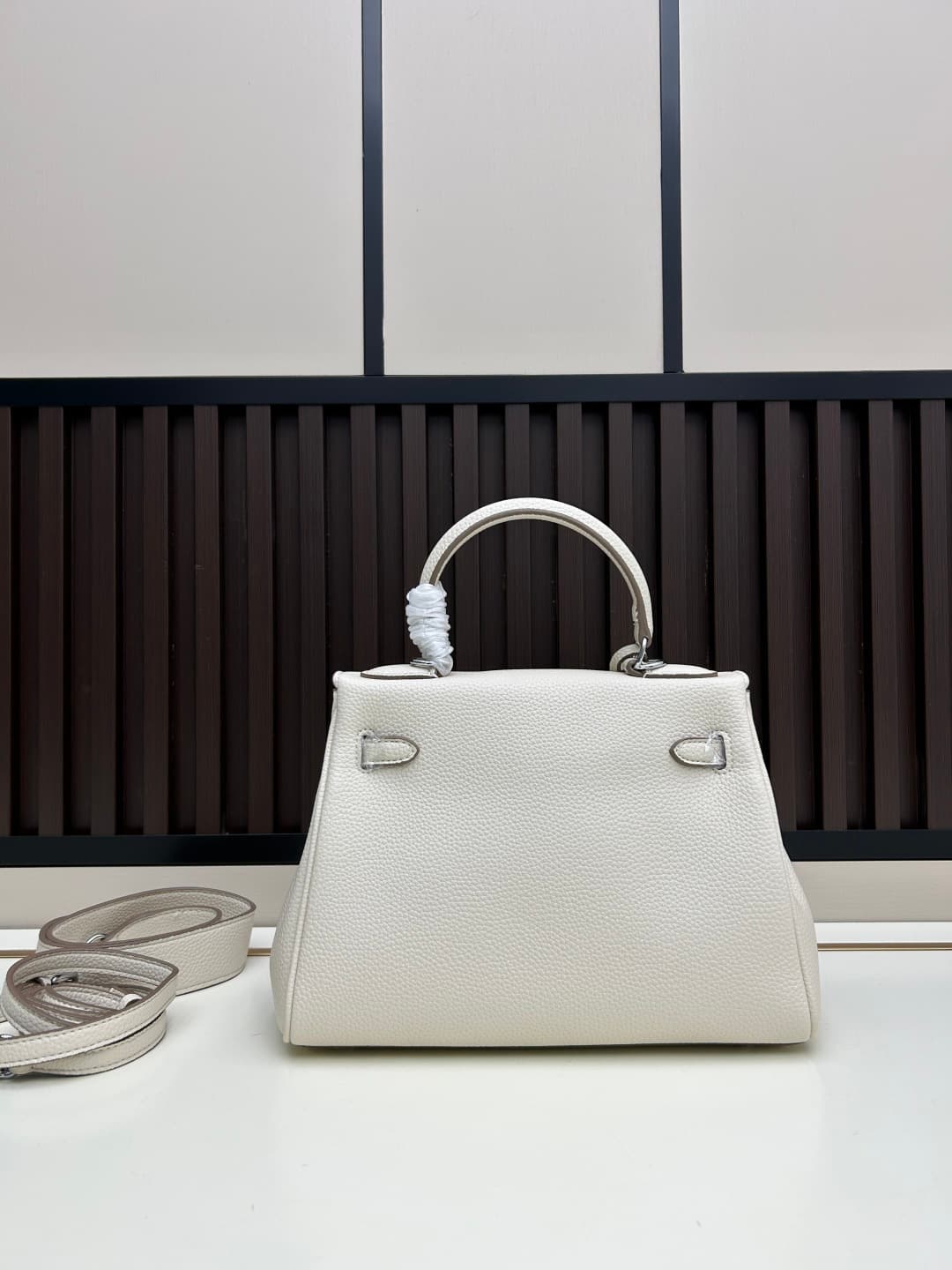 C4883 300, 310, 20, 25, 28cm. The Hermès Kelly brand was named after the royal family’s love for Kelly. Out of my passion for Kelly, I explored its history further – it originates from Princess Grace Kelly of Monaco🫅. Only with this nostalgic music🎵 can w — image 4