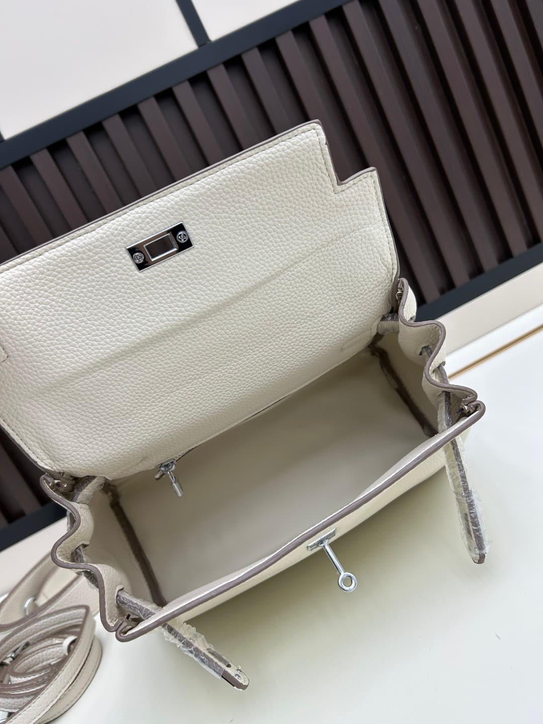 C4883 300, 310, 20, 25, 28cm. The Hermès Kelly brand was named after the royal family’s love for Kelly. Out of my passion for Kelly, I explored its history further – it originates from Princess Grace Kelly of Monaco🫅. Only with this nostalgic music🎵 can w — image 8