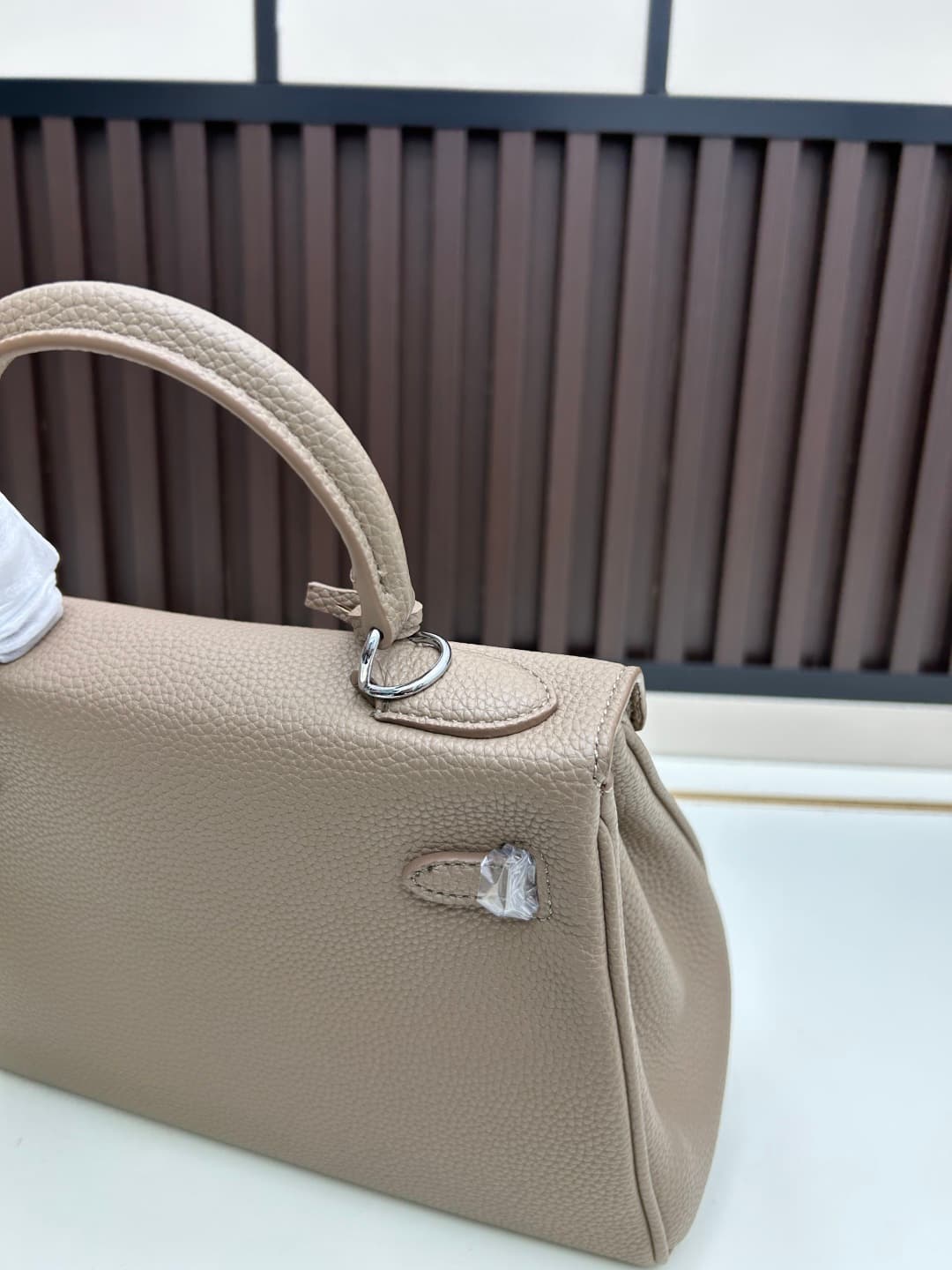 C4882 300, 310, 20, 25, 28cm. The Hermès Kelly brand was named after the royal family. Due to my love for Kelly, I investigated its history further. It turns out that the name “Kelly” originates from Princess Grace Kelly of Monaco🫅. Only by playing this n — image 7