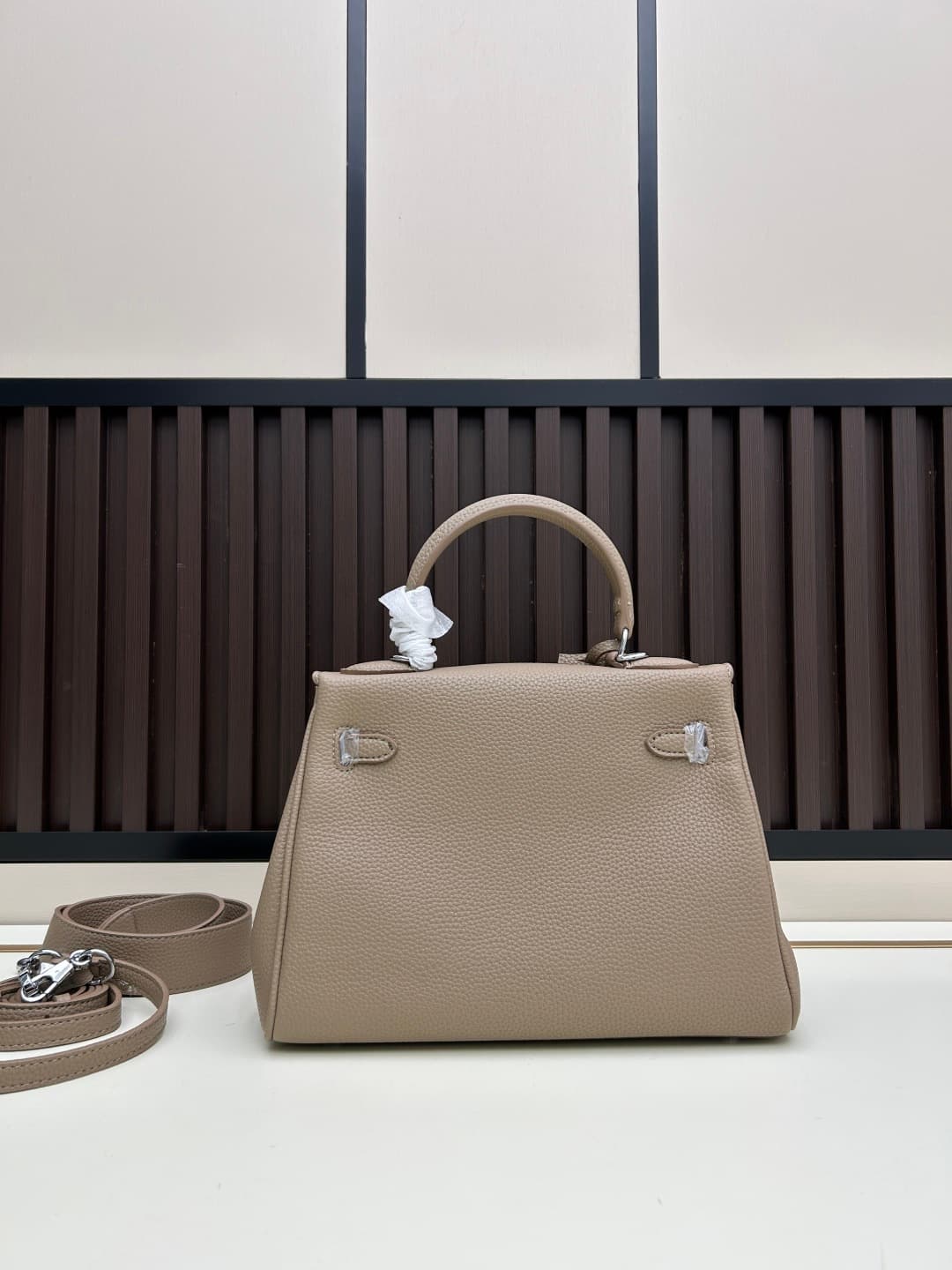C4882 300, 310, 20, 25, 28cm. The Hermès Kelly brand was named after the royal family. Due to my love for Kelly, I investigated its history further. It turns out that the name “Kelly” originates from Princess Grace Kelly of Monaco🫅. Only by playing this n — image 4