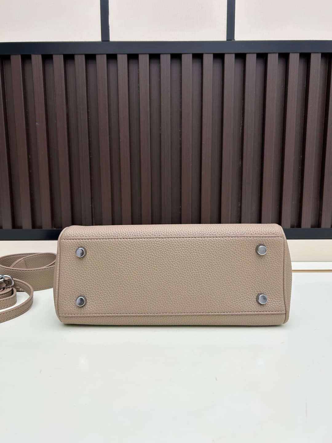 C4882 300, 310, 20, 25, 28cm. The Hermès Kelly brand was named after the royal family. Due to my love for Kelly, I investigated its history further. It turns out that the name “Kelly” originates from Princess Grace Kelly of Monaco🫅. Only by playing this n — image 6