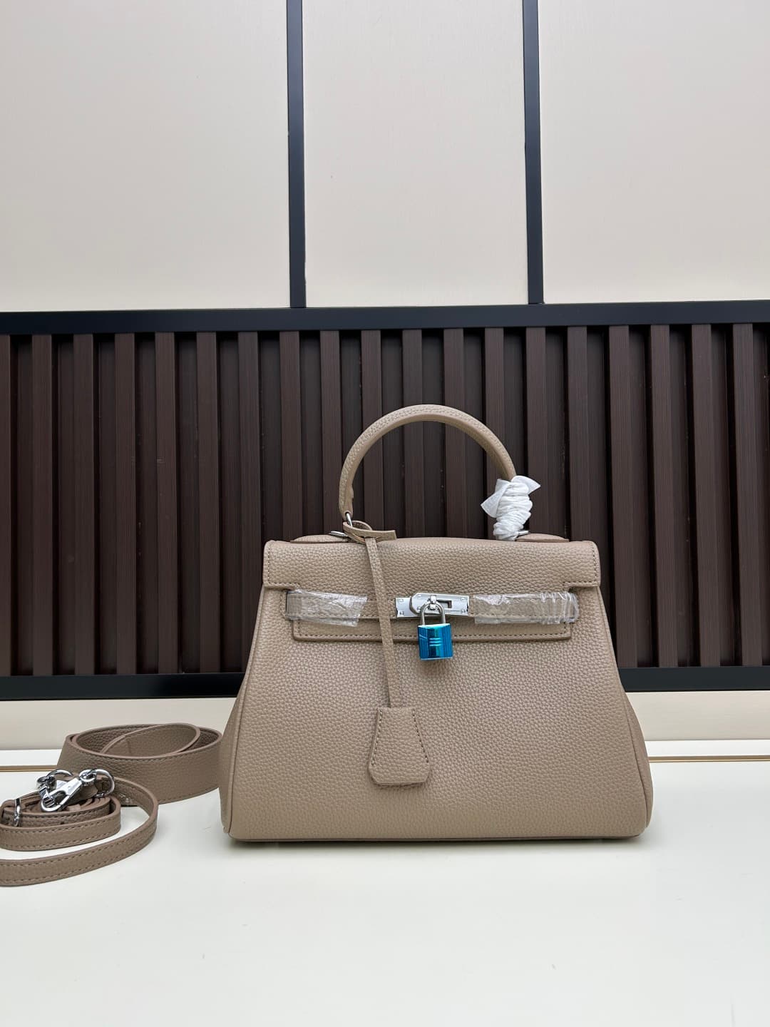 C4882 300, 310, 20, 25, 28cm. The Hermès Kelly brand was named after the royal family. Due to my love for Kelly, I investigated its history further. It turns out that the name “Kelly” originates from Princess Grace Kelly of Monaco🫅. Only by playing this n — image 2