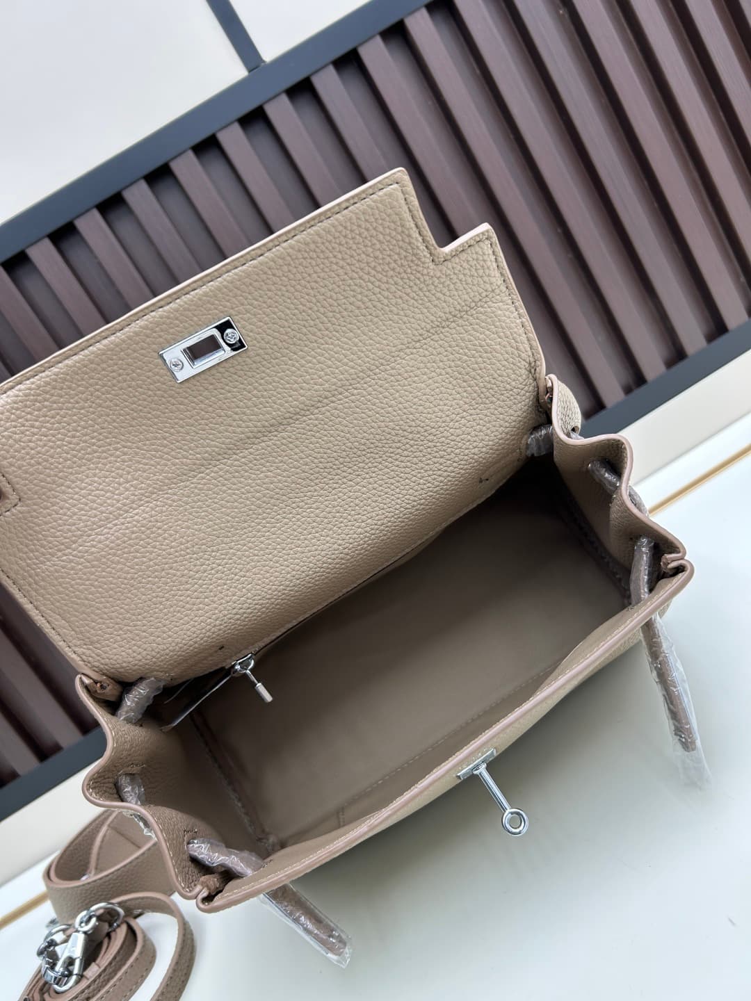 C4882 300, 310, 20, 25, 28cm. The Hermès Kelly brand was named after the royal family. Due to my love for Kelly, I investigated its history further. It turns out that the name “Kelly” originates from Princess Grace Kelly of Monaco🫅. Only by playing this n — image 8