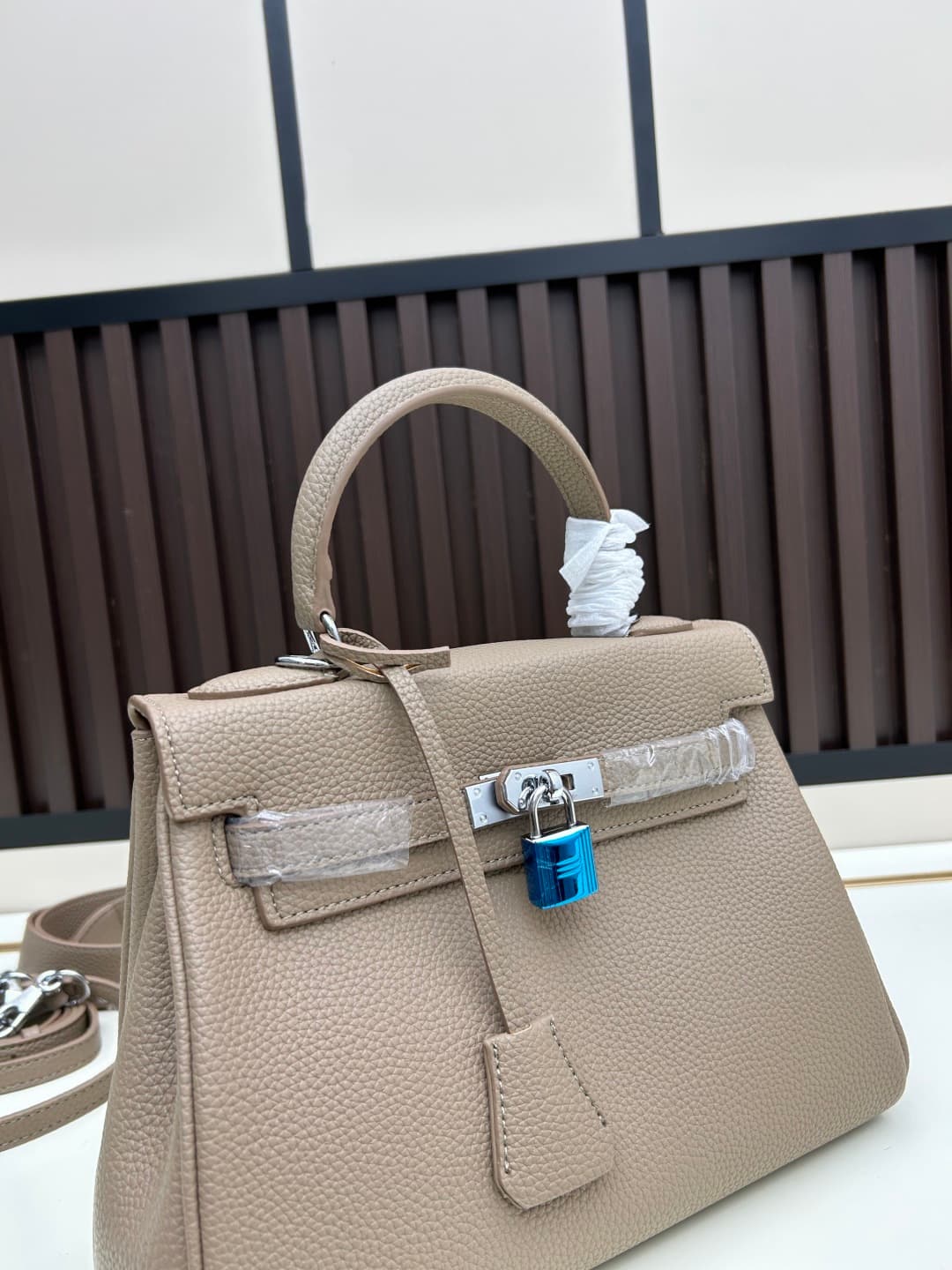 C4882 300, 310, 20, 25, 28cm. The Hermès Kelly brand was named after the royal family. Due to my love for Kelly, I investigated its history further. It turns out that the name “Kelly” originates from Princess Grace Kelly of Monaco🫅. Only by playing this n — image 5
