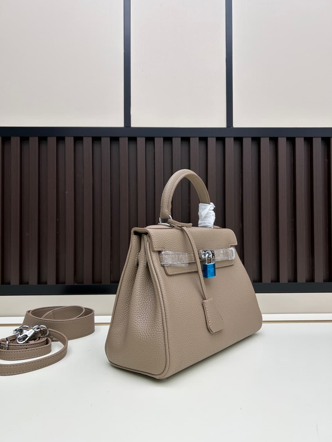 C4882 300, 310, 20, 25, 28cm. The Hermès Kelly brand was named after the royal family. Due to my love for Kelly, I investigated its history further. It turns out that the name “Kelly” originates from Princess Grace Kelly of Monaco🫅. Only by playing this n — image 3