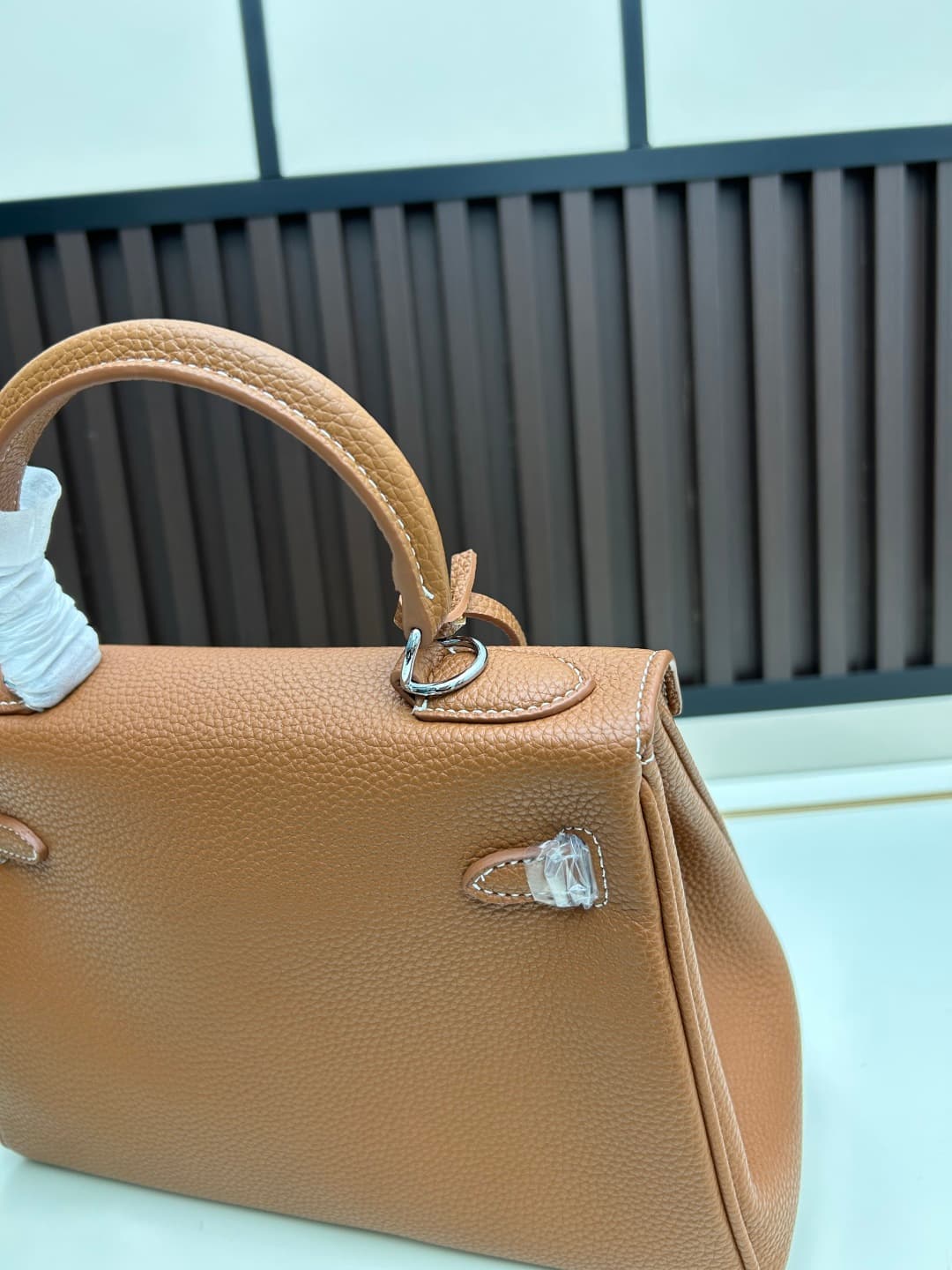 C4881 300, 310, 20, 25, 28cm. The Hermès Kelly collection was named after the royal family. Due to my love for Kelly, I investigated its history further. It turns out that the name “Kelly” comes from Princess Grace Kelly of Monaco🫅. Only by listening to t — image 7