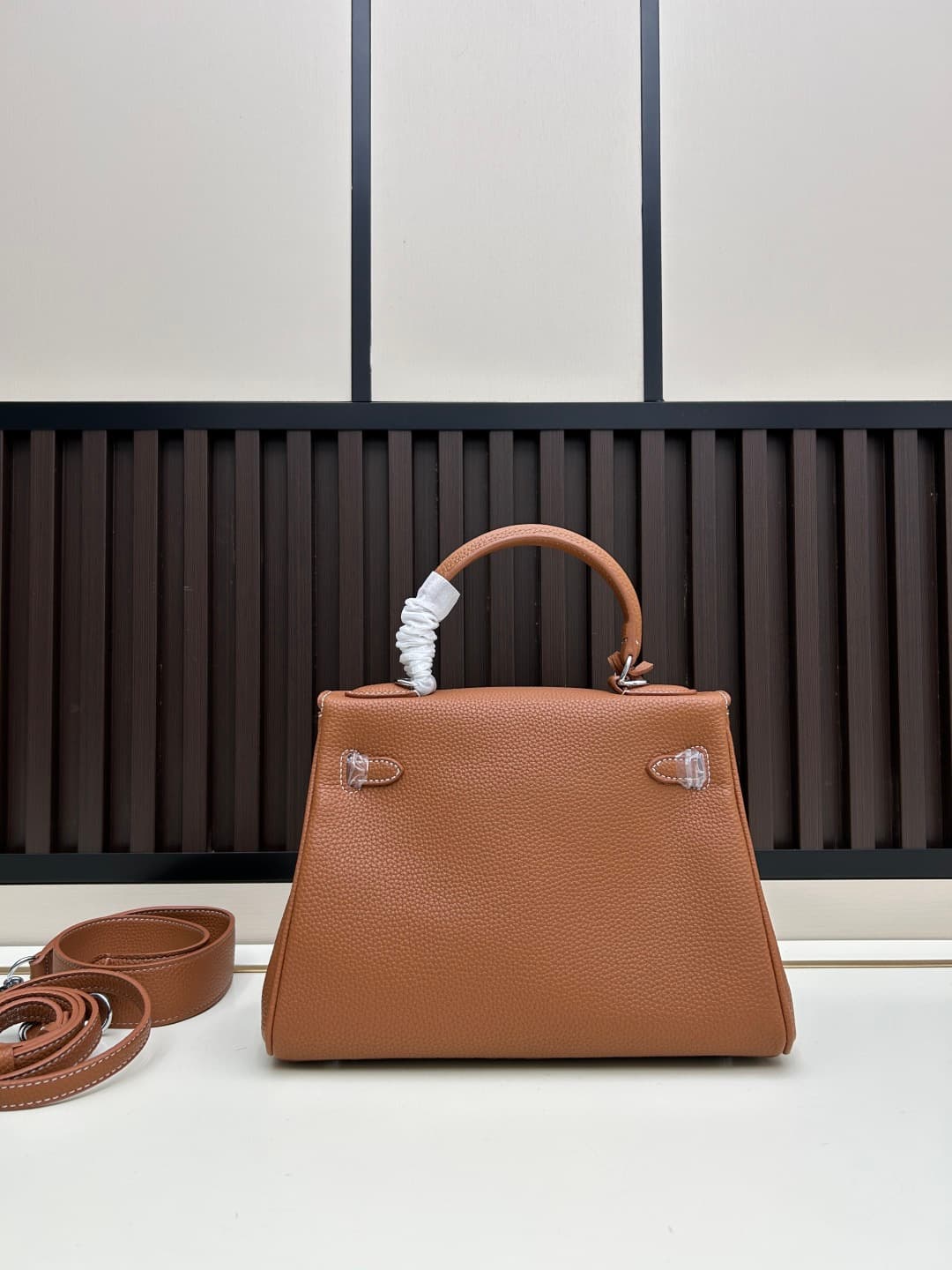 C4881 300, 310, 20, 25, 28cm. The Hermès Kelly collection was named after the royal family. Due to my love for Kelly, I investigated its history further. It turns out that the name “Kelly” comes from Princess Grace Kelly of Monaco🫅. Only by listening to t — image 4