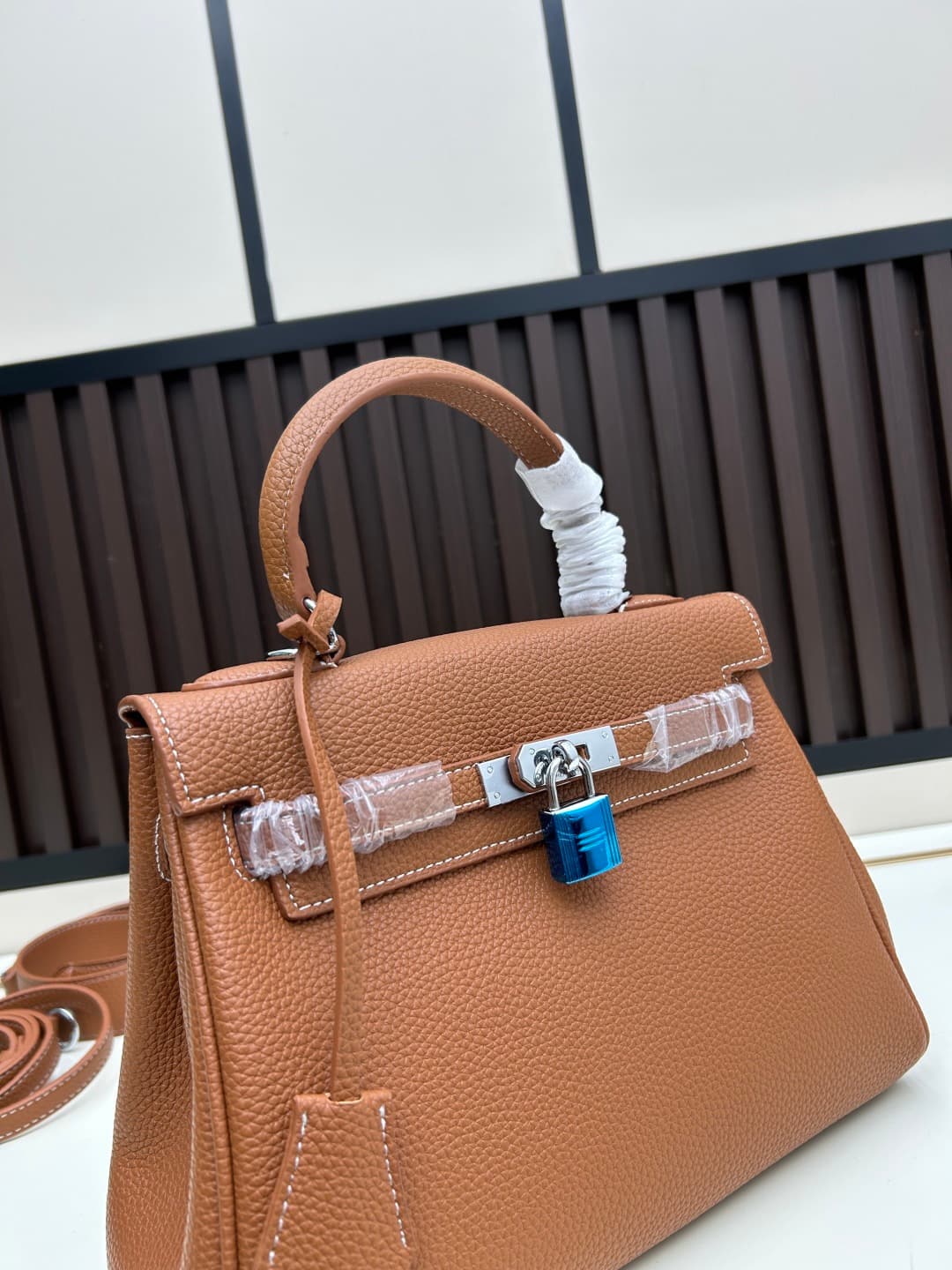 C4881 300, 310, 20, 25, 28cm. The Hermès Kelly collection was named after the royal family. Due to my love for Kelly, I investigated its history further. It turns out that the name “Kelly” comes from Princess Grace Kelly of Monaco🫅. Only by listening to t — image 5