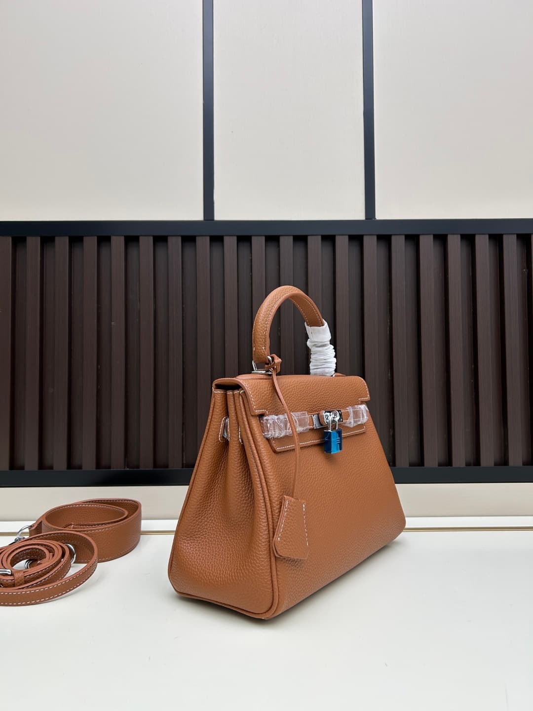 C4881 300, 310, 20, 25, 28cm. The Hermès Kelly collection was named after the royal family. Due to my love for Kelly, I investigated its history further. It turns out that the name “Kelly” comes from Princess Grace Kelly of Monaco🫅. Only by listening to t — image 3