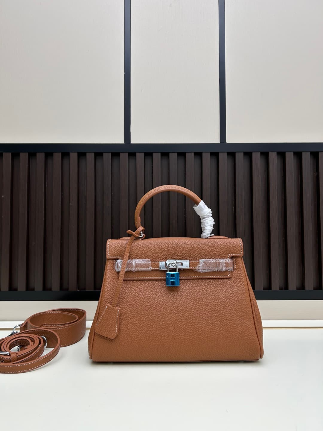 C4881 300, 310, 20, 25, 28cm. The Hermès Kelly collection was named after the royal family. Due to my love for Kelly, I investigated its history further. It turns out that the name “Kelly” comes from Princess Grace Kelly of Monaco🫅. Only by listening to t — image 2