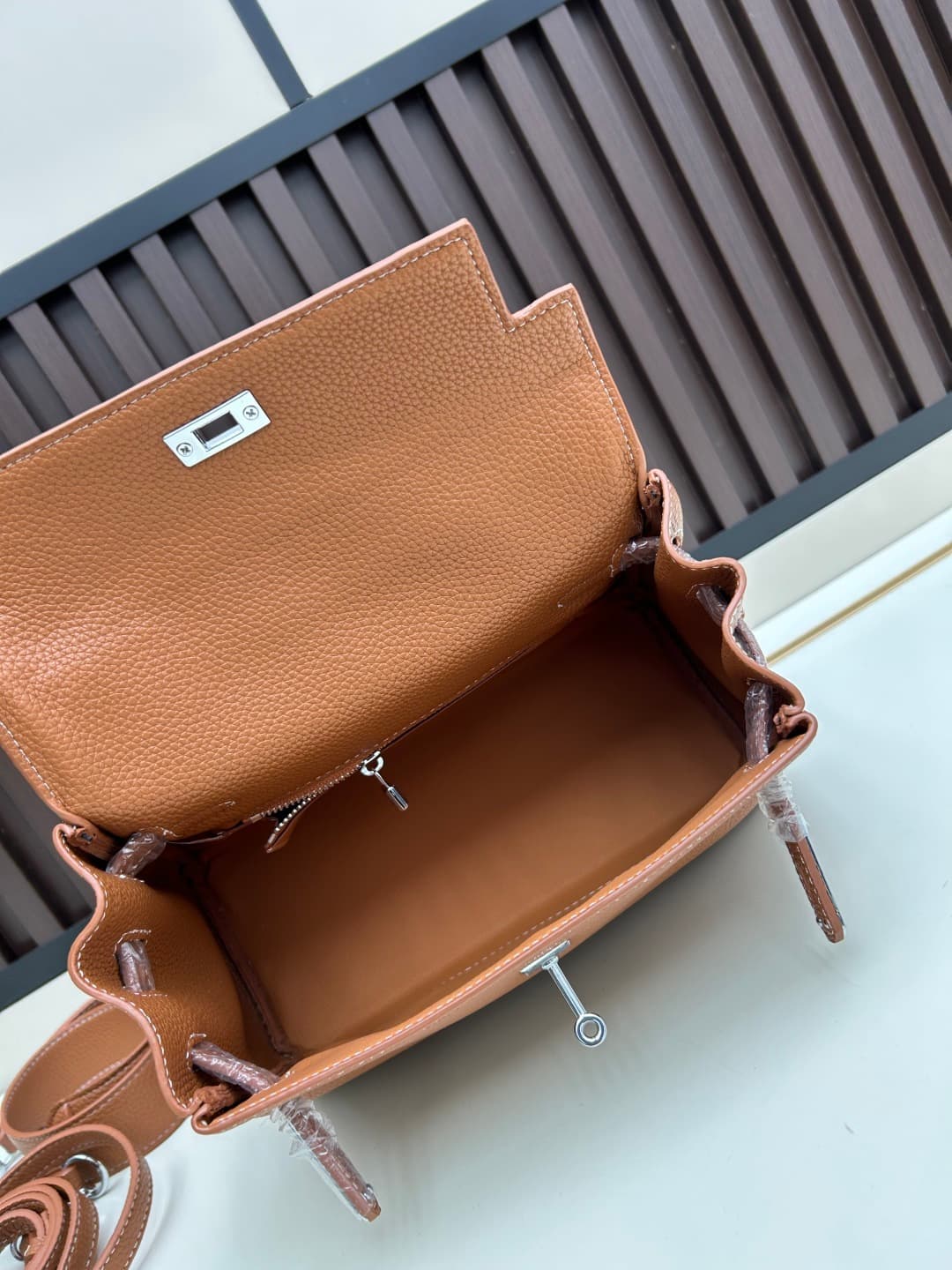 C4881 300, 310, 20, 25, 28cm. The Hermès Kelly collection was named after the royal family. Due to my love for Kelly, I investigated its history further. It turns out that the name “Kelly” comes from Princess Grace Kelly of Monaco🫅. Only by listening to t — image 8