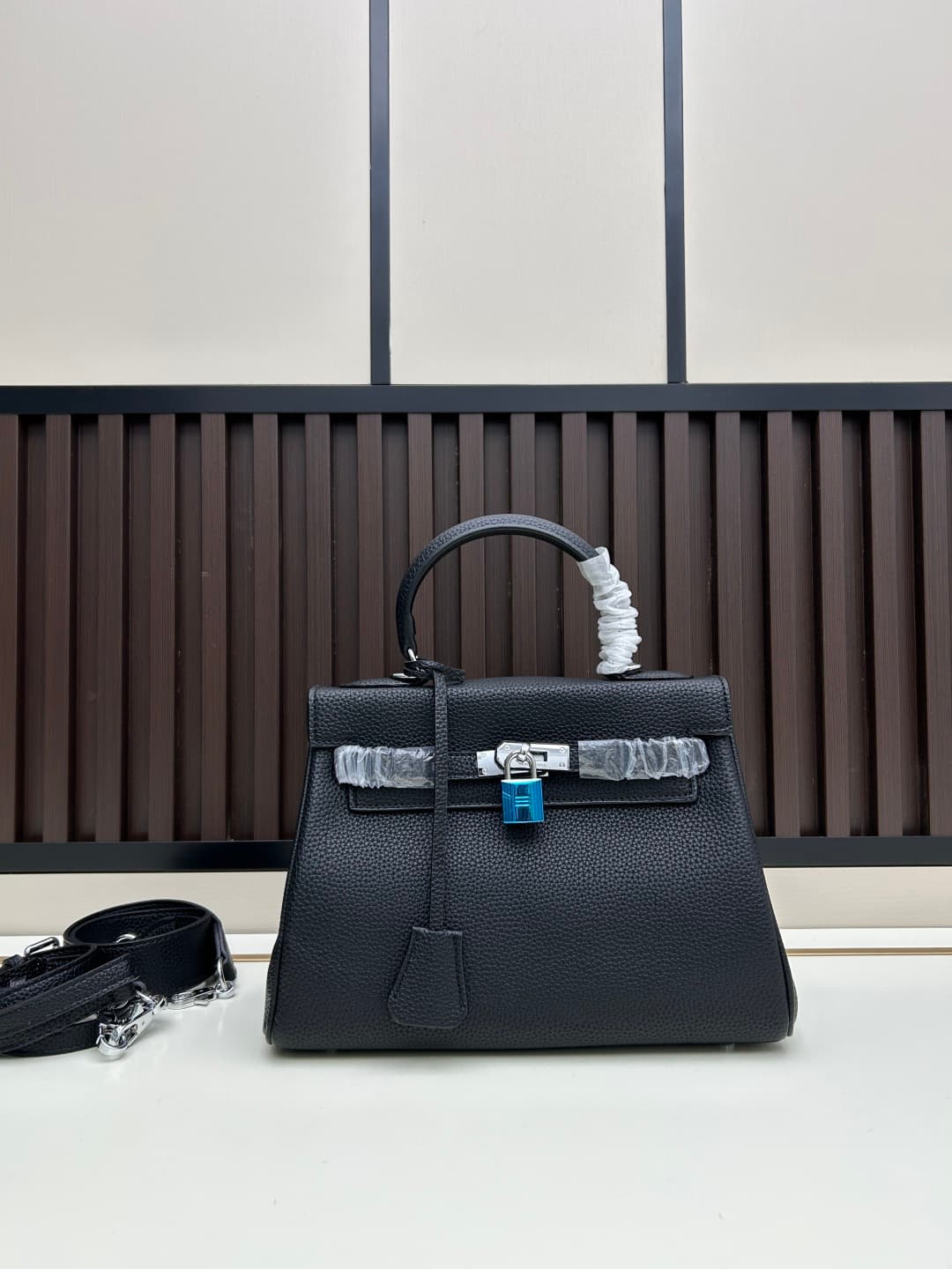 C4880 300, 310, 20, 25, 28cm. The Hermès Kelly brand was named after the royal family. Due to my love for Kelly, I researched its history further. It turns out that the name “Kelly” comes from Princess Grace Kelly of Monaco🫅. Only with this nostalgic musi — image 2